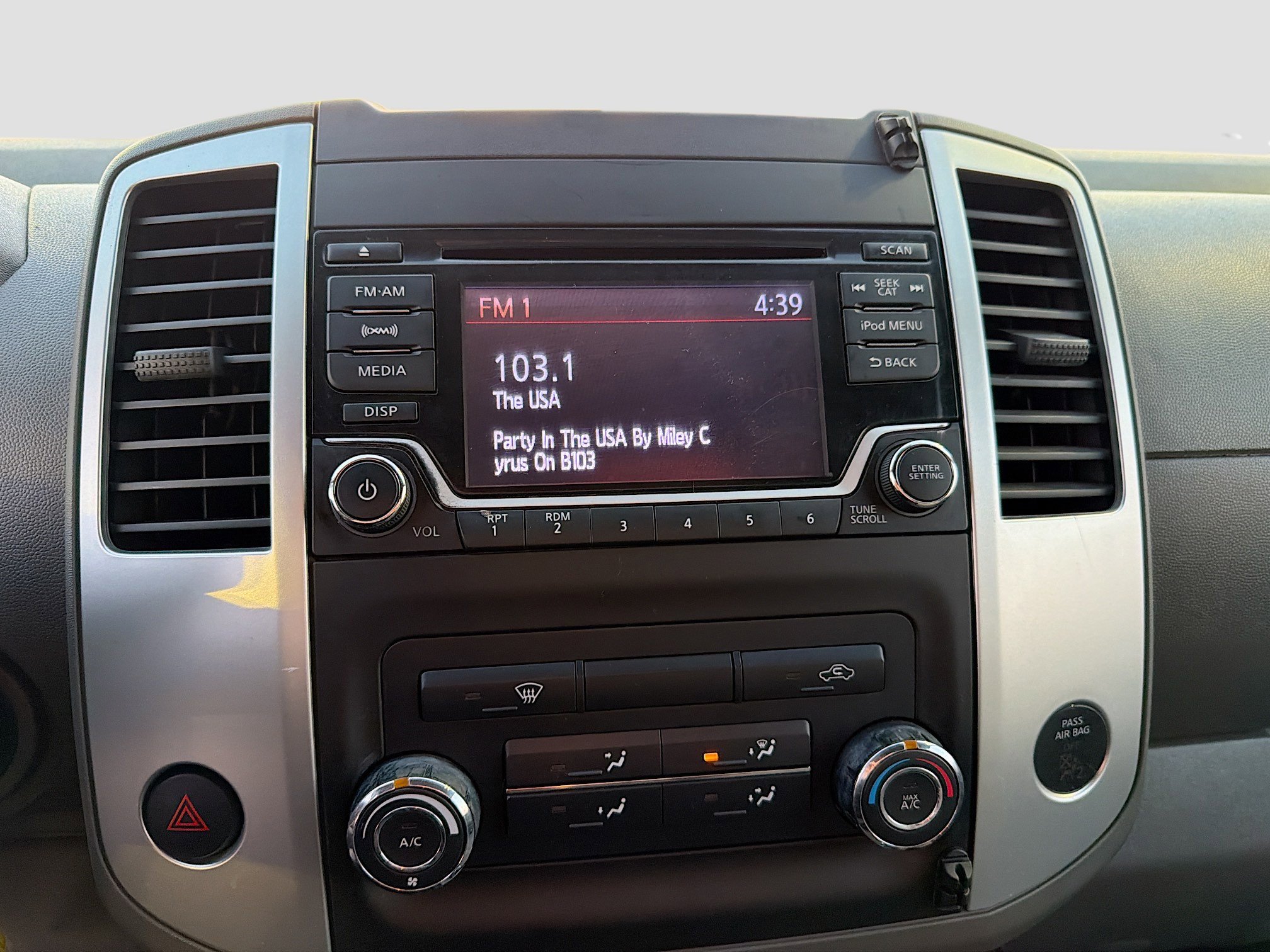 Used 2017 Nissan Frontier SV image 5