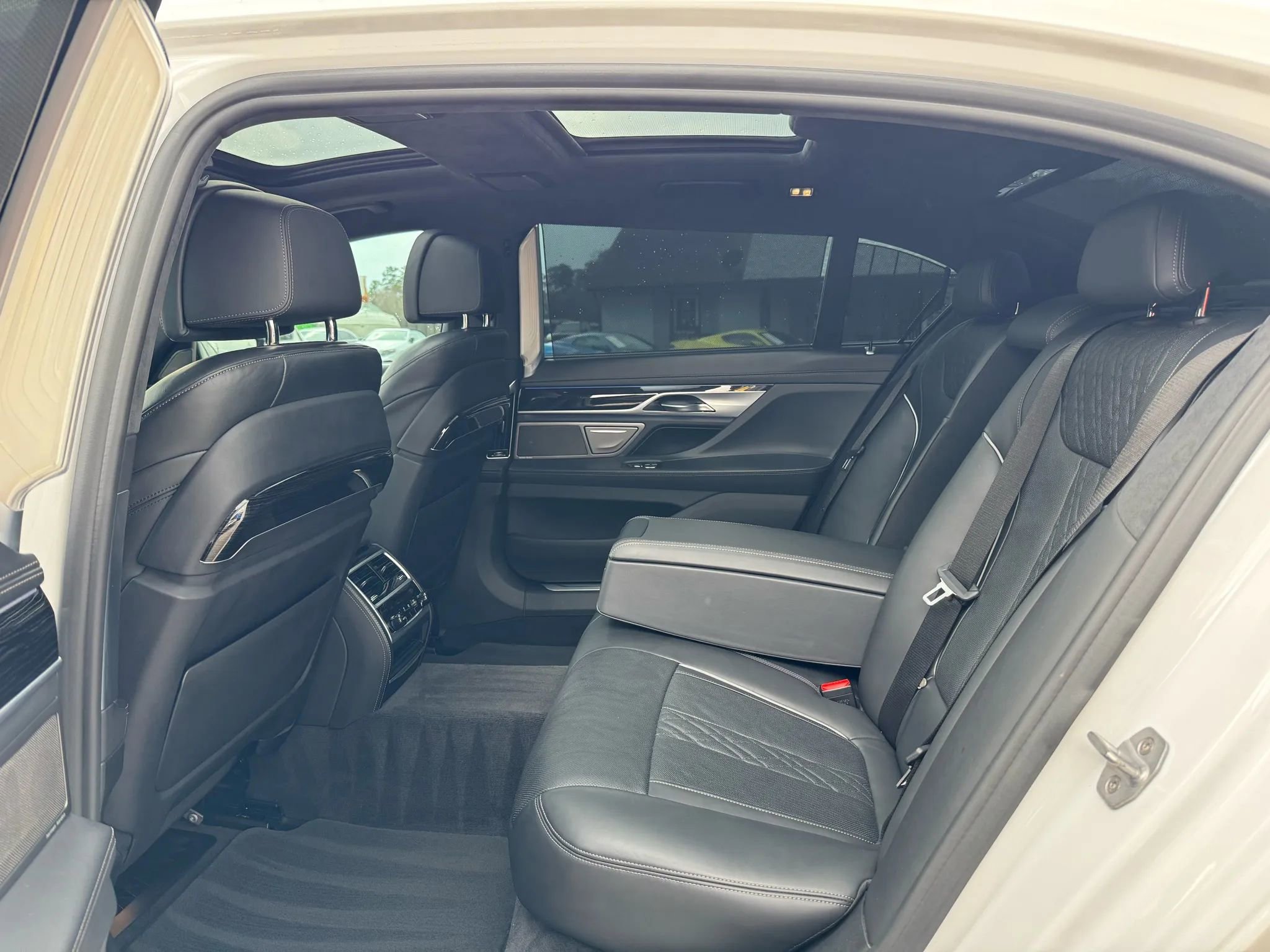 Used 2019 BMW 750i w/ Executive Package image 18