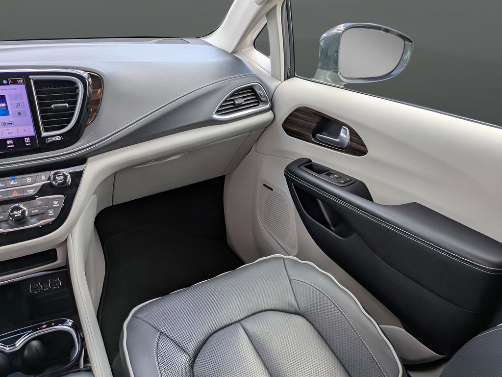 Used 2022 Chrysler Pacifica Limited FWD image 18