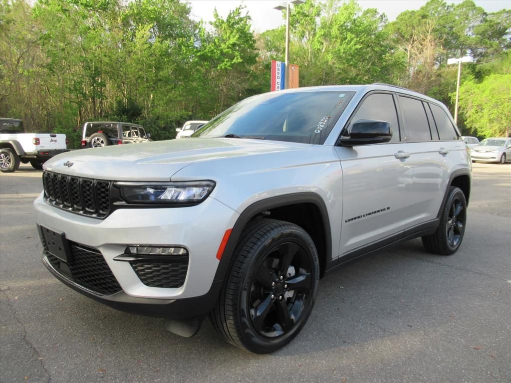 Certified 2024 Jeep Grand Cherokee Limited w/ Black Appearance Package image 3