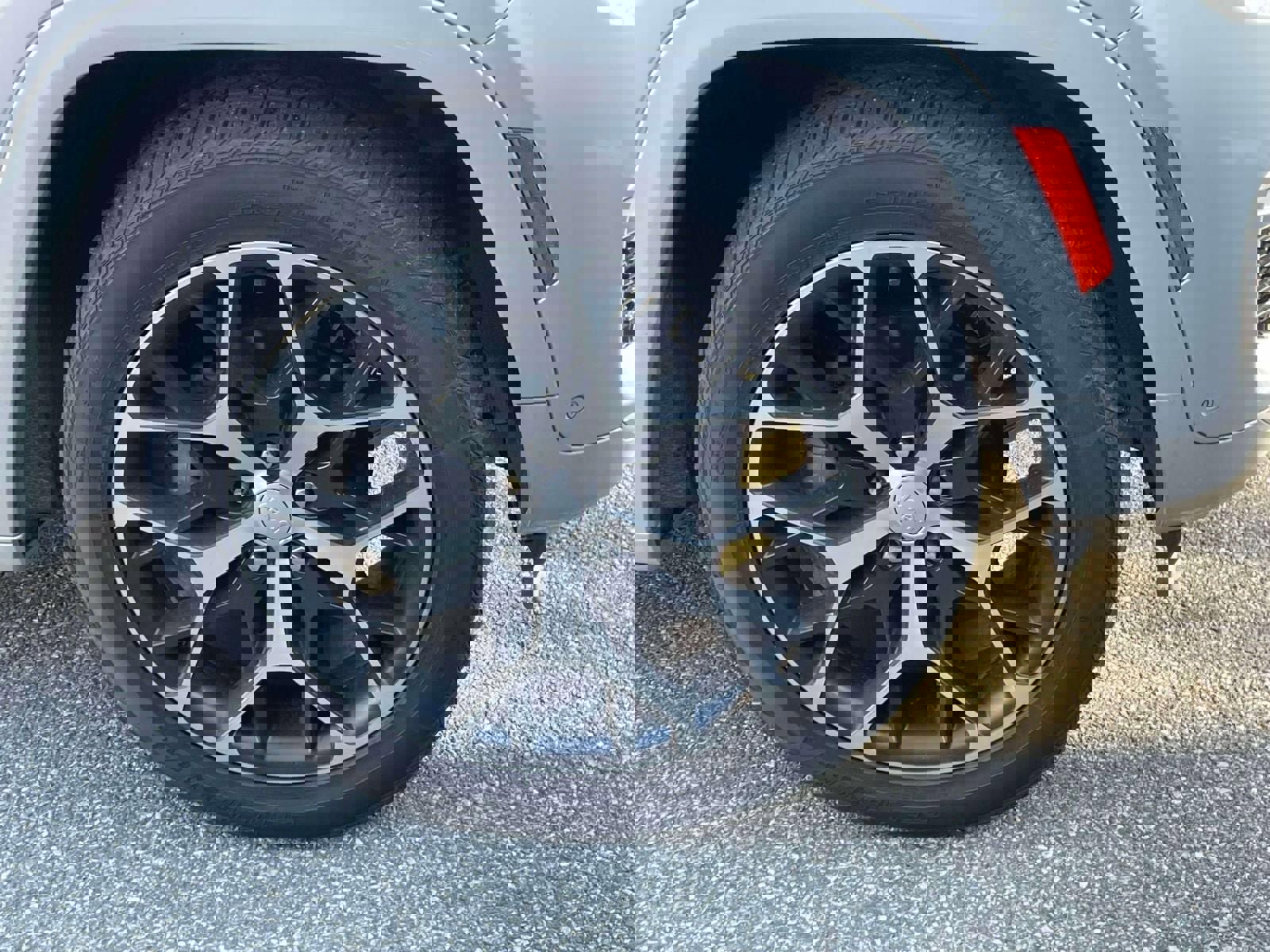 Used 2023 Jeep Grand Cherokee Summit image 9