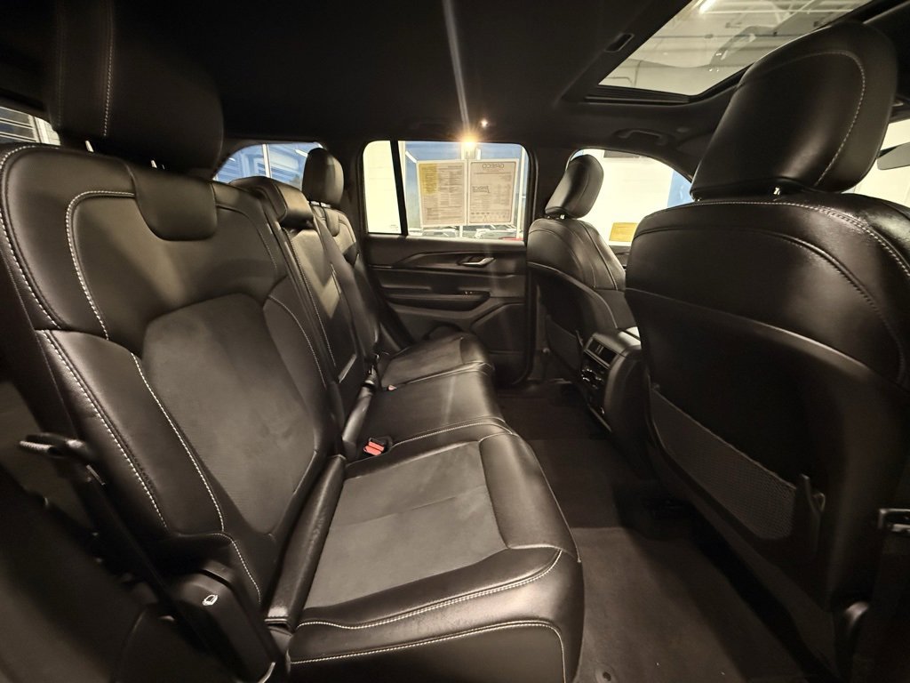 Certified 2025 Jeep Grand Cherokee Altitude image 17