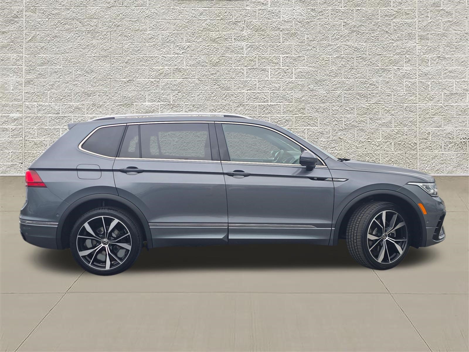 Certified 2024 Volkswagen Tiguan SEL R-Line AWD/4WD image 8