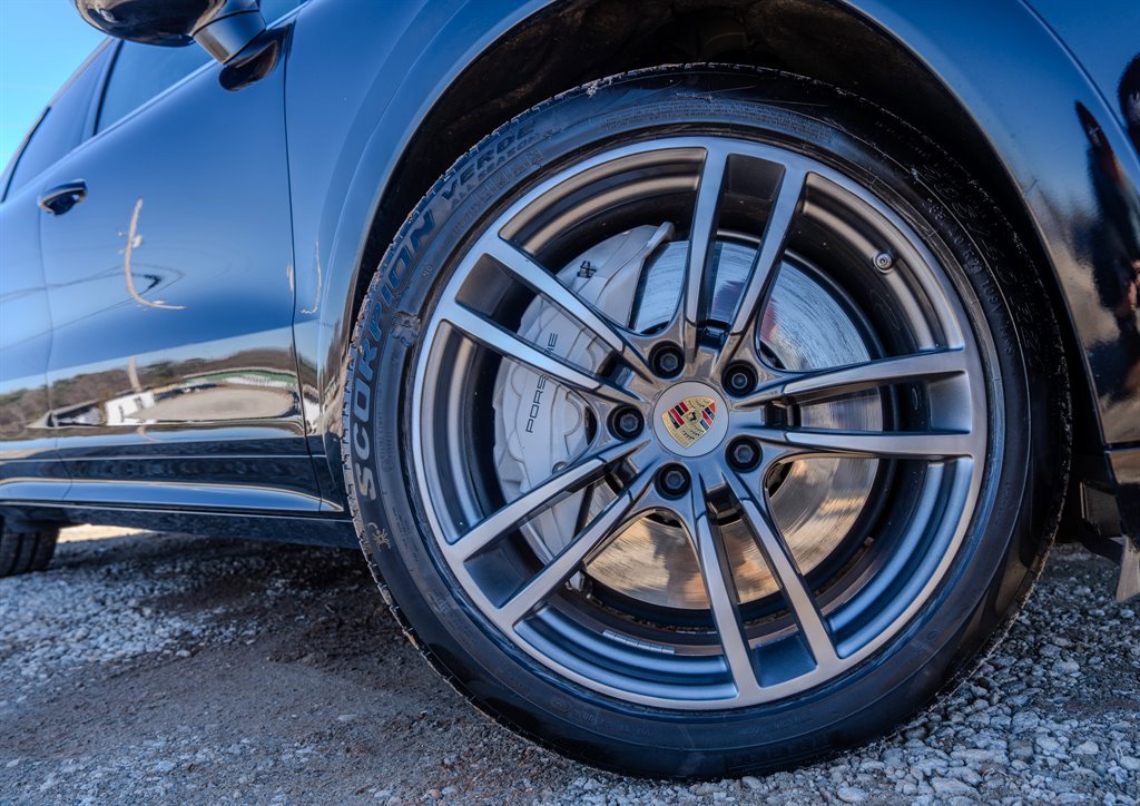 Used 2019 Porsche Cayenne Turbo w/ Sportdesign Package image 13