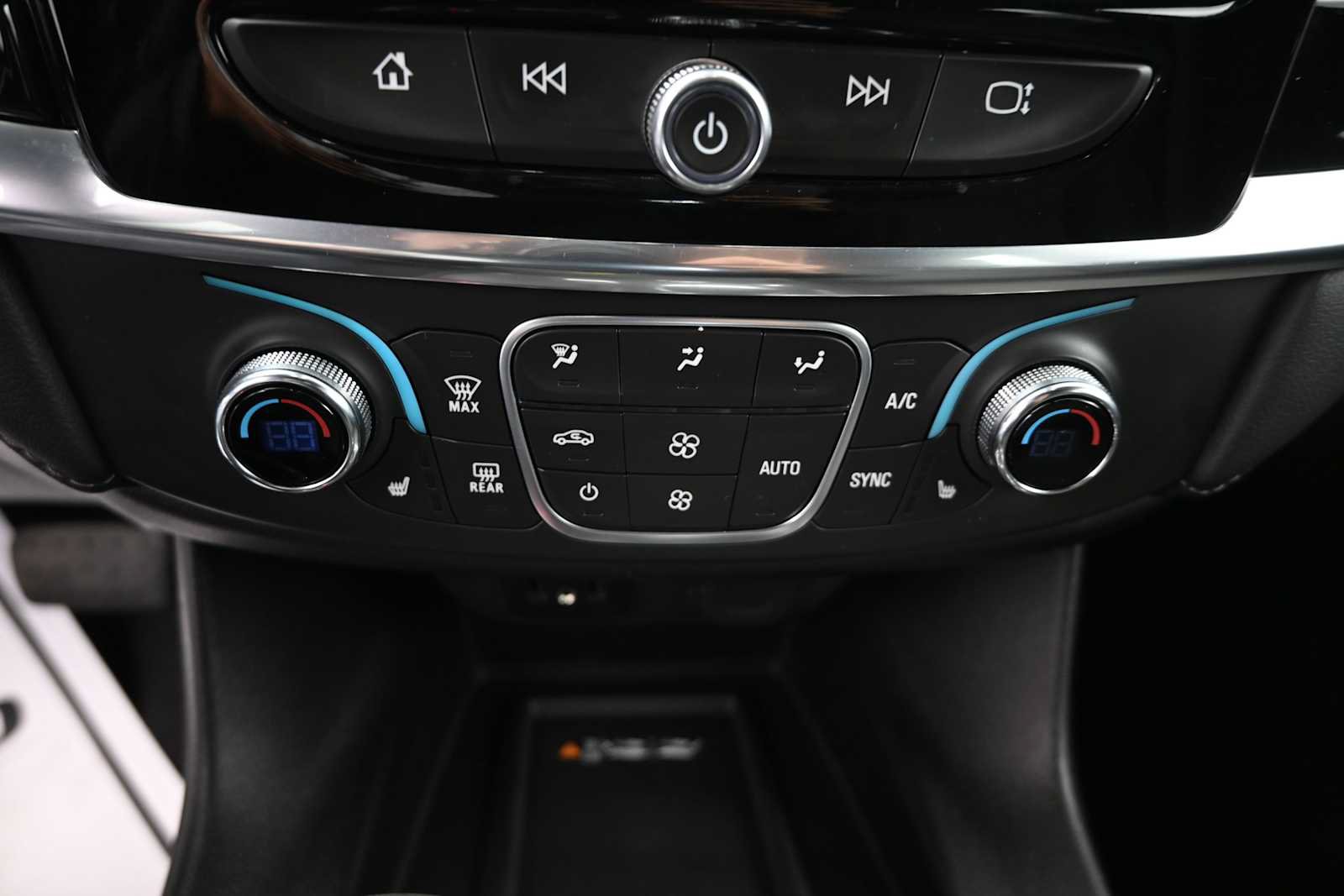Used 2023 Chevrolet Traverse LT AWD/4WD image 16