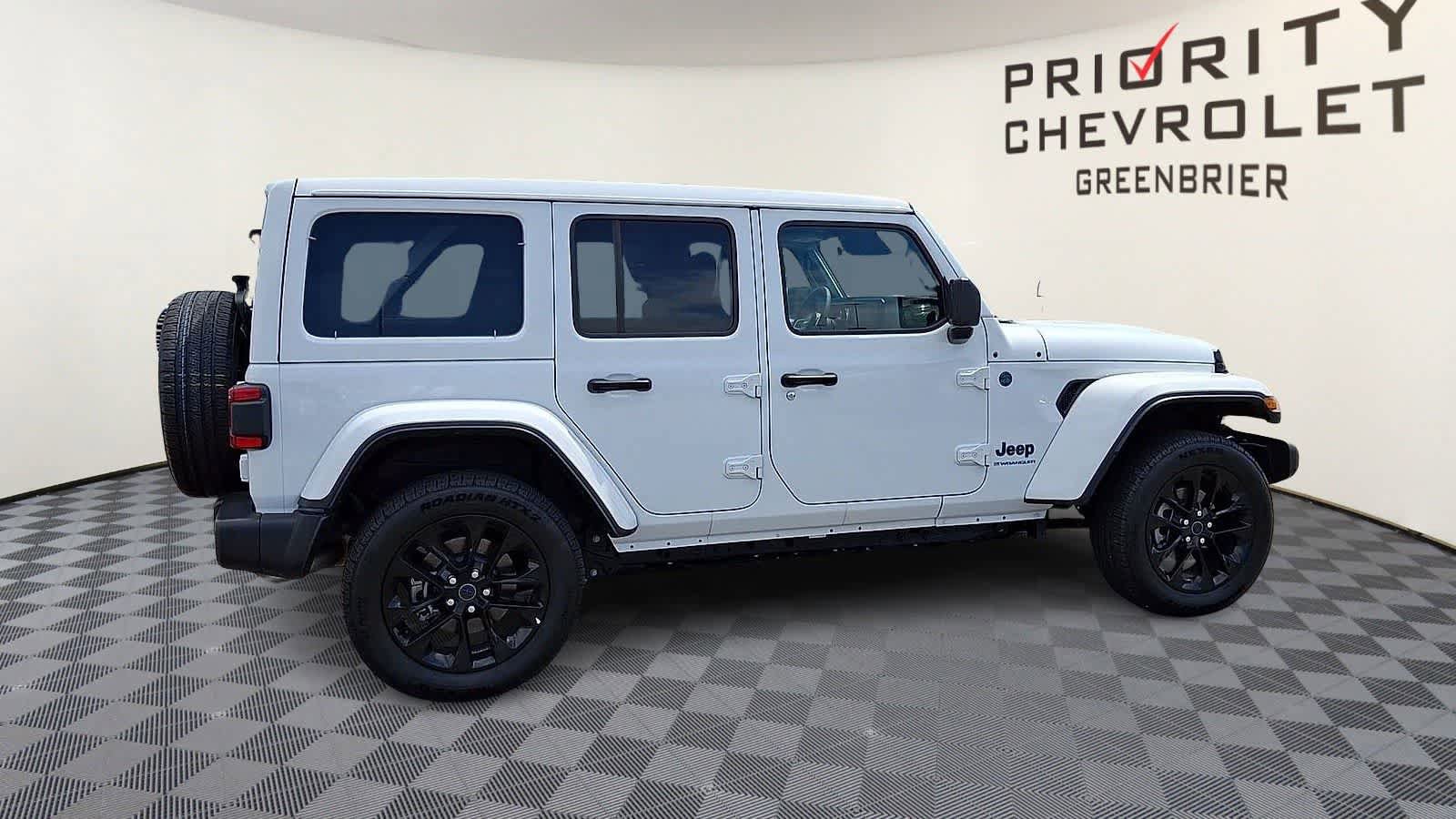 Used 2025 Jeep Wrangler Unlimited Sahara w/ Safety Group AWD/4WD image 9