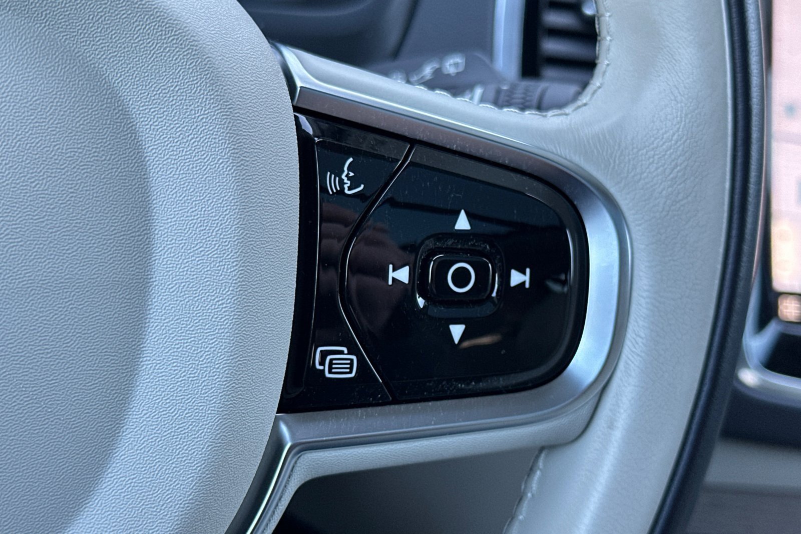 Used 2025 Volvo XC90 B6 Ultra image 30