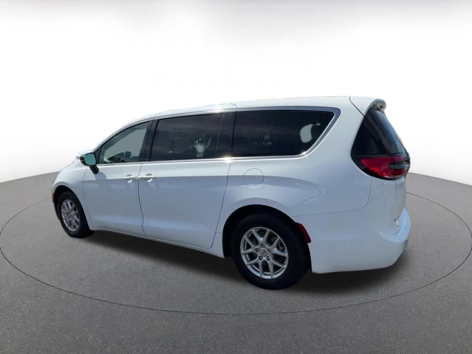 Used 2024 Chrysler Pacifica Touring-L FWD image 9