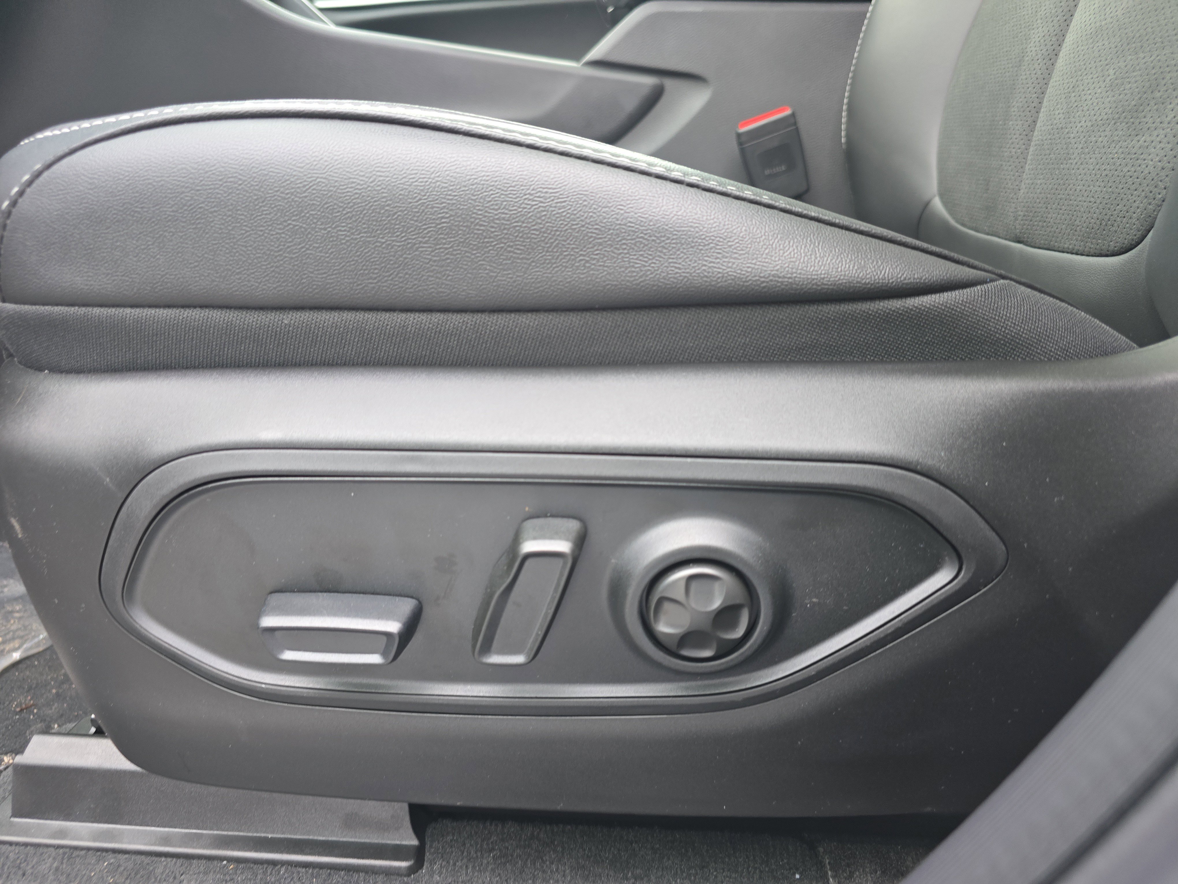 New 2026 Jeep Grand Cherokee Altitude image 13