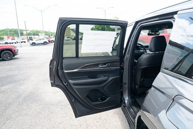 New 2026 Jeep Grand Cherokee Altitude AWD/4WD image 11