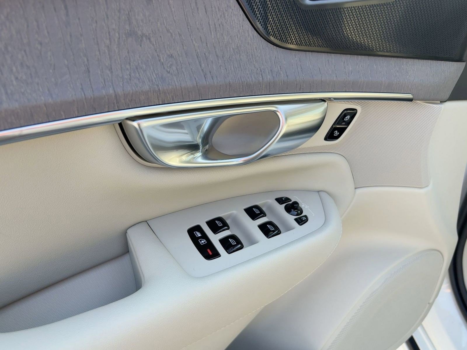 New 2026 Volvo XC90 T8 Ultra w/ Protection Package Premier image 11