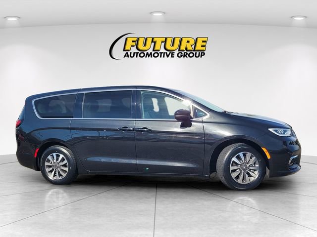Used 2023 Chrysler Pacifica Touring-L image 3
