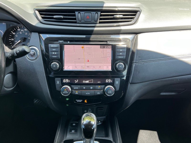 Used 2018 Nissan Rogue SL w/ Premium Package image 13