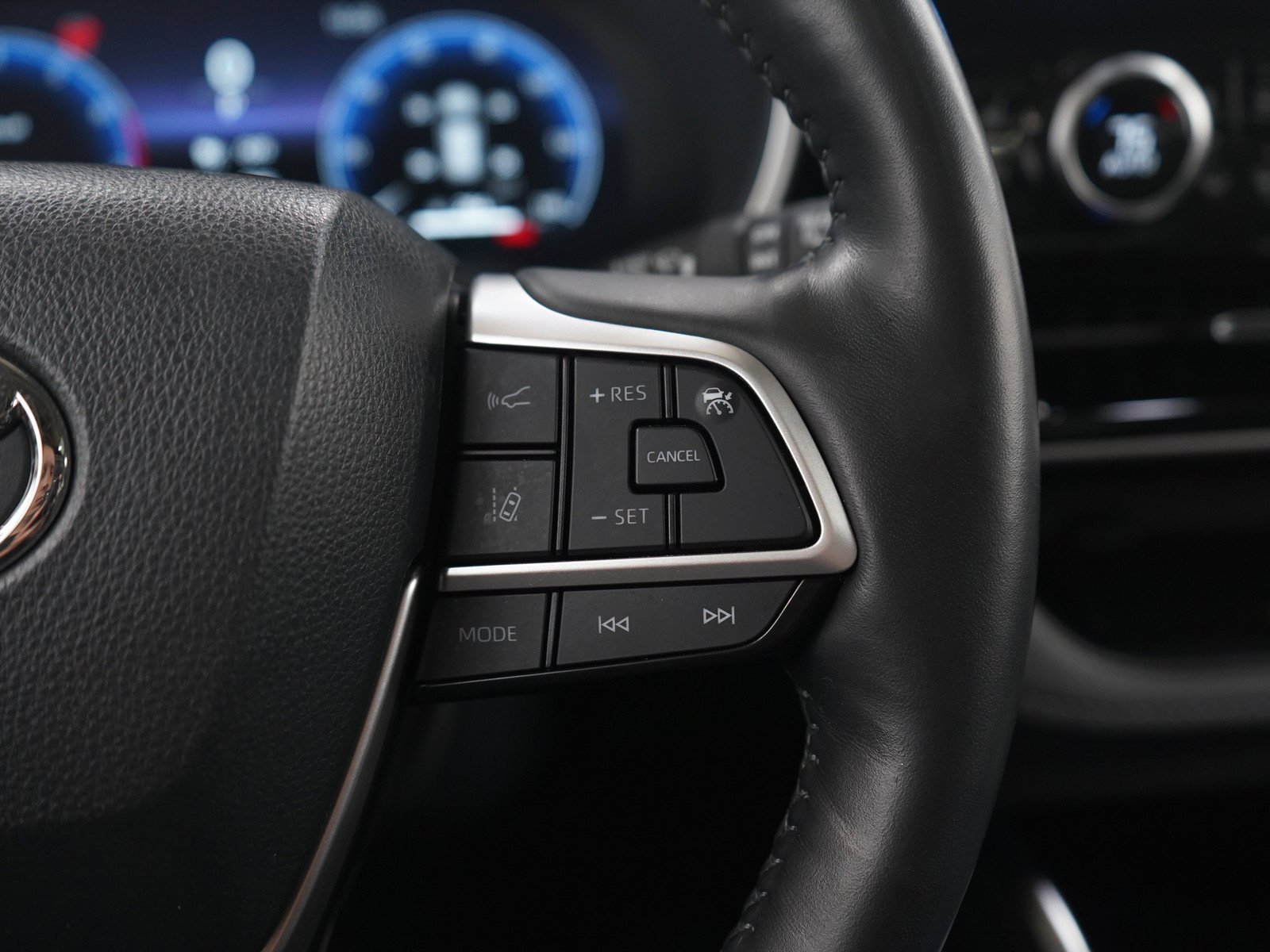 Used 2024 Toyota Highlander Limited AWD/4WD image 30