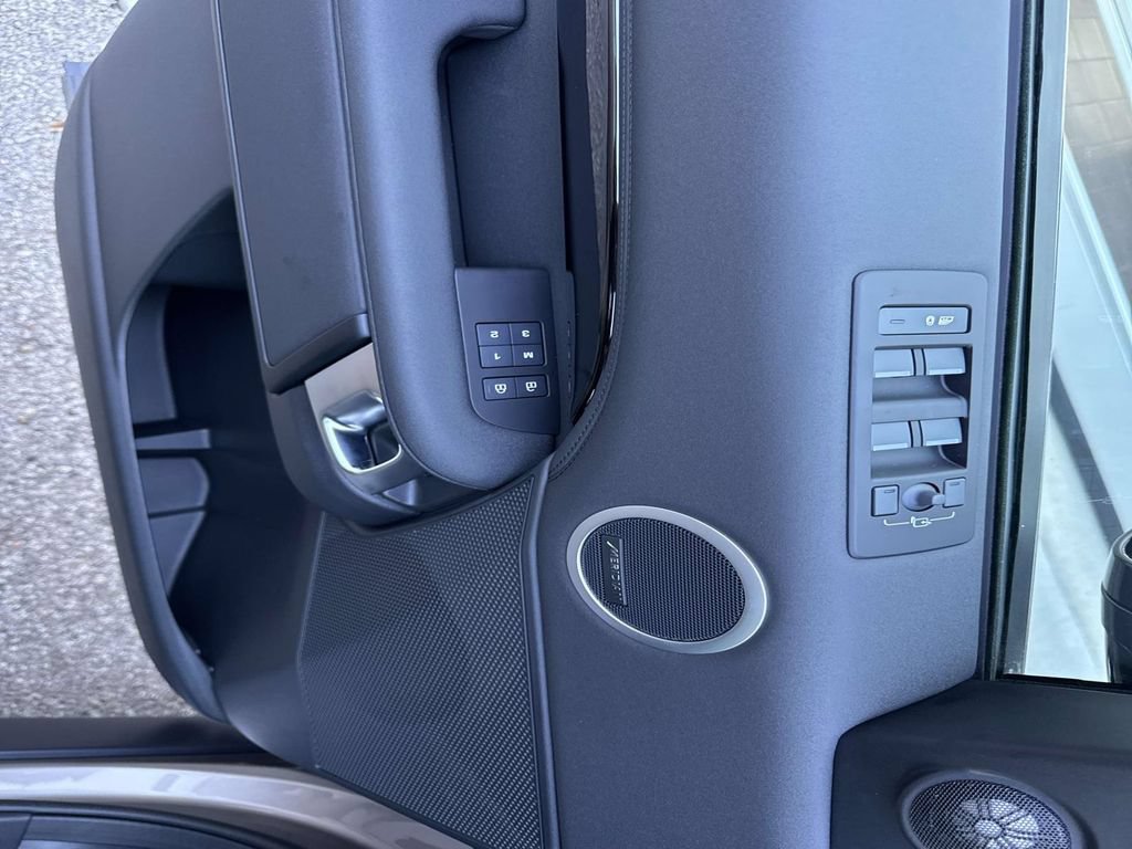 New 2026 Land Rover Discovery S AWD/4WD image 19
