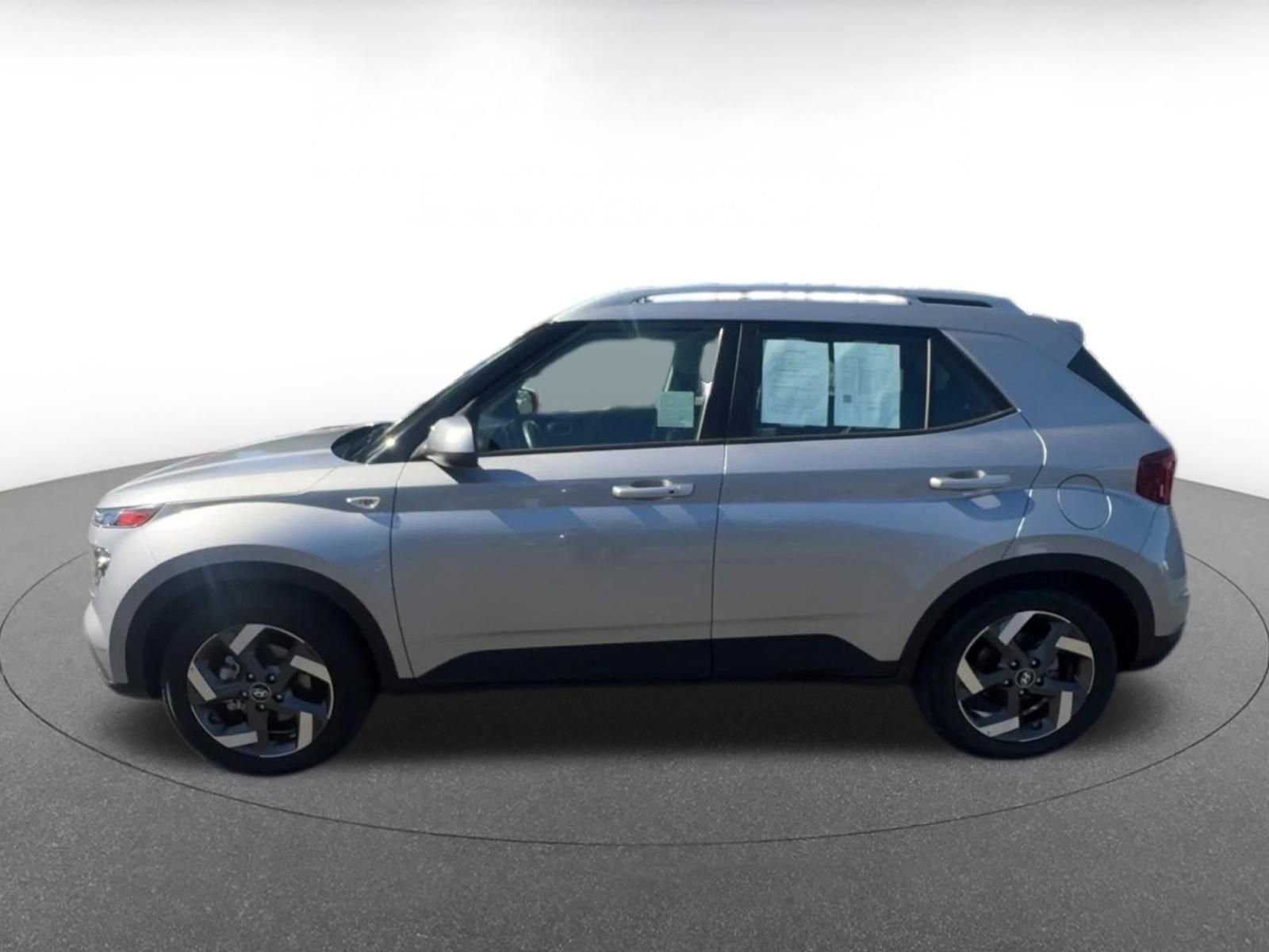 Used 2025 Hyundai Venue SEL image 9