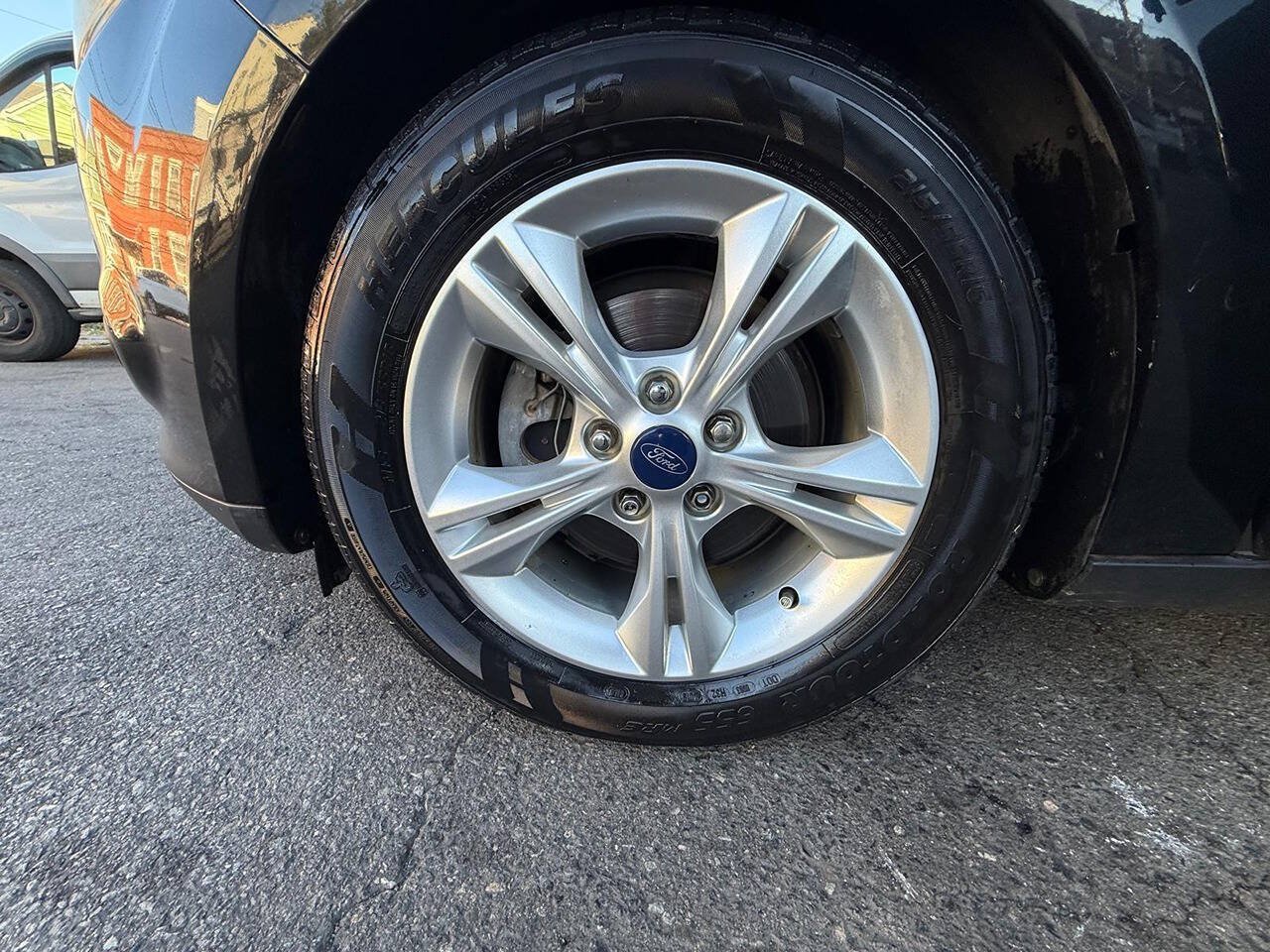 Used 2014 Ford Focus SE w/ SE Winter Package FWD image 16