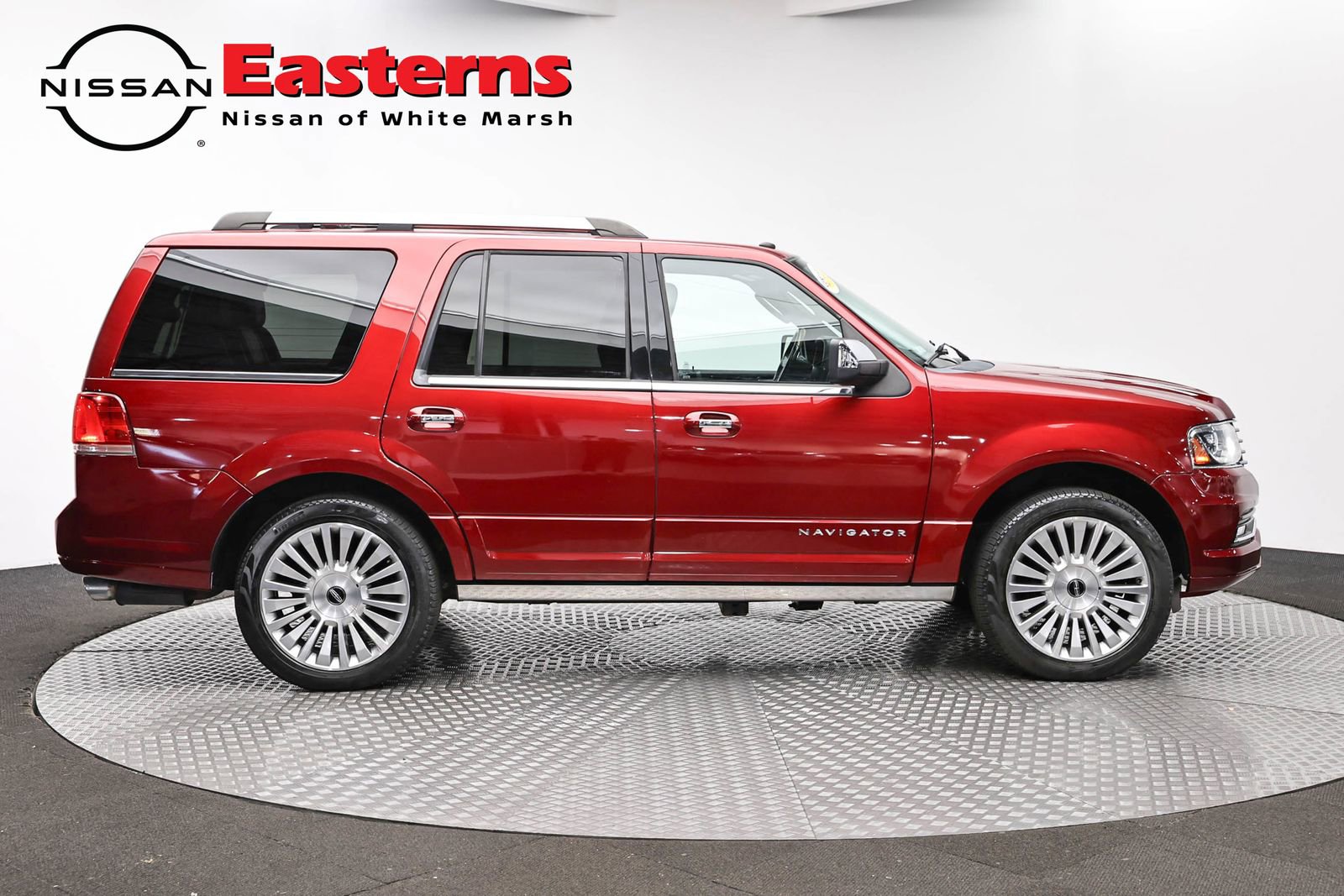 Used 2016 Lincoln Navigator Reserve AWD/4WD image 4