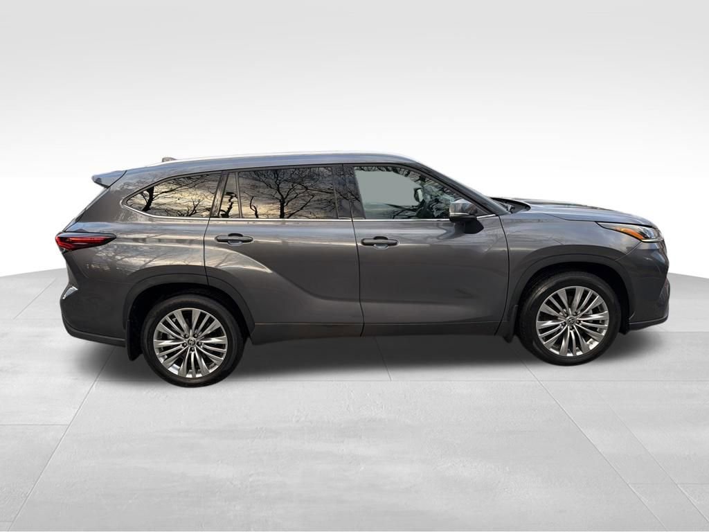 Used 2024 Toyota Highlander Platinum image 7