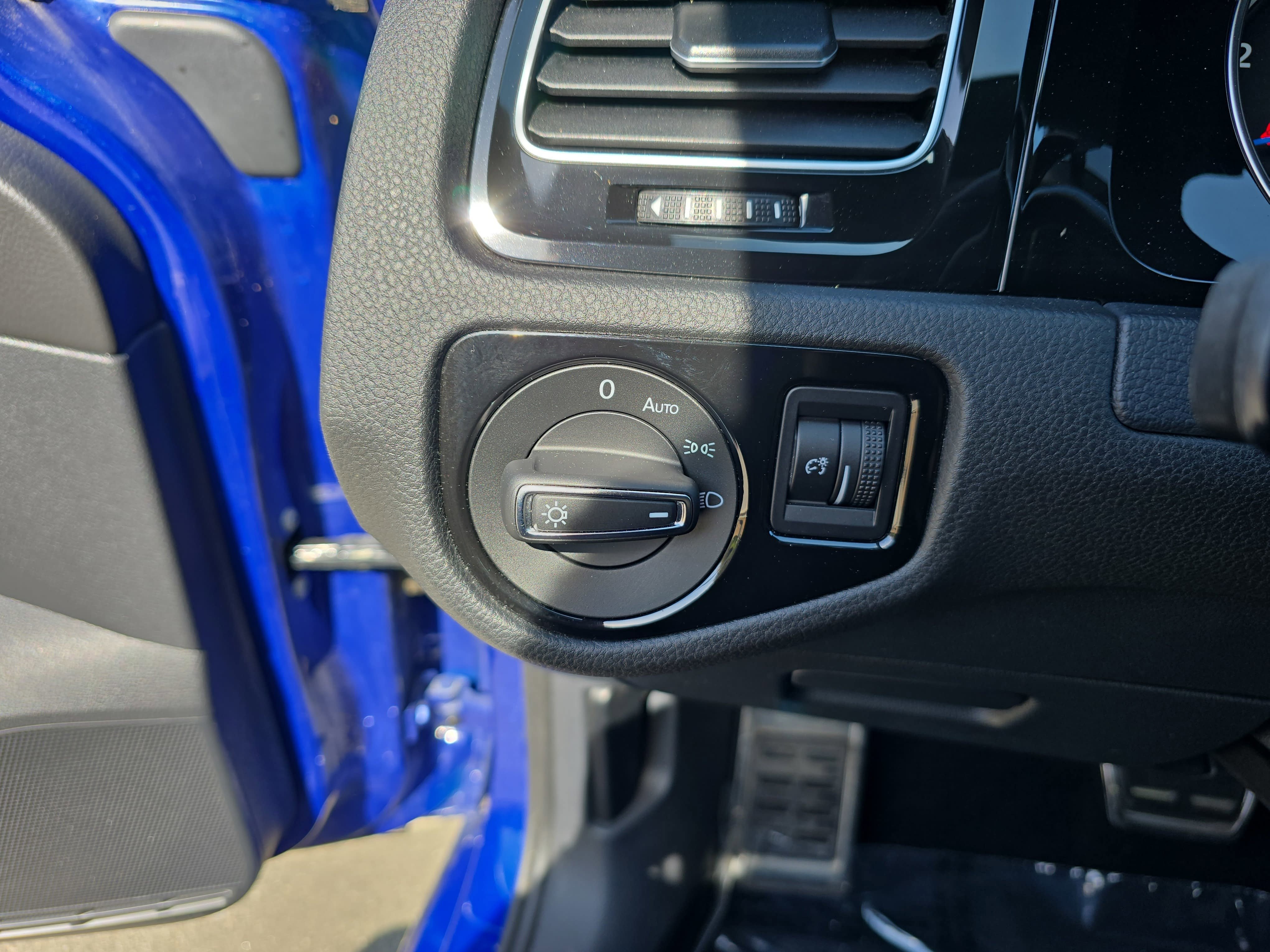 Used 2015 Volkswagen Golf R 4-Door AWD/4WD image 27