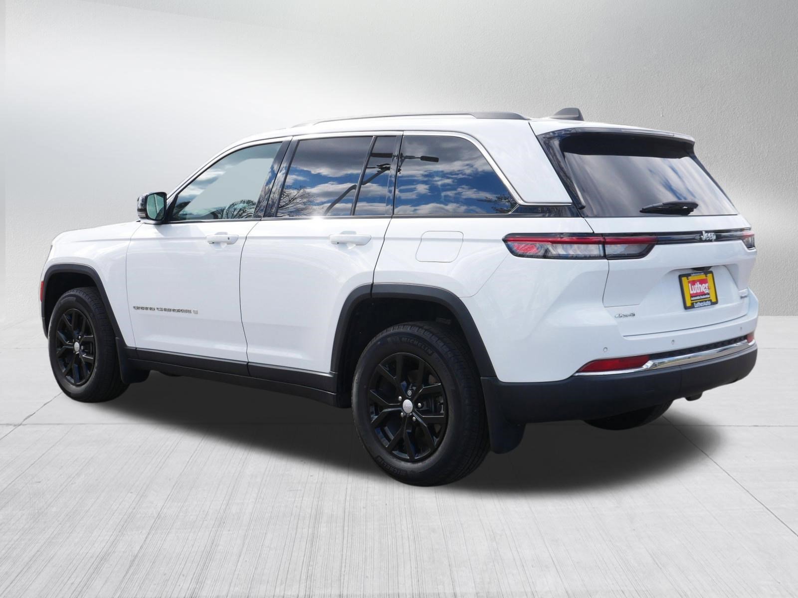Used 2023 Jeep Grand Cherokee Limited w/ MOPAR Finishing Package AWD/4WD image 5