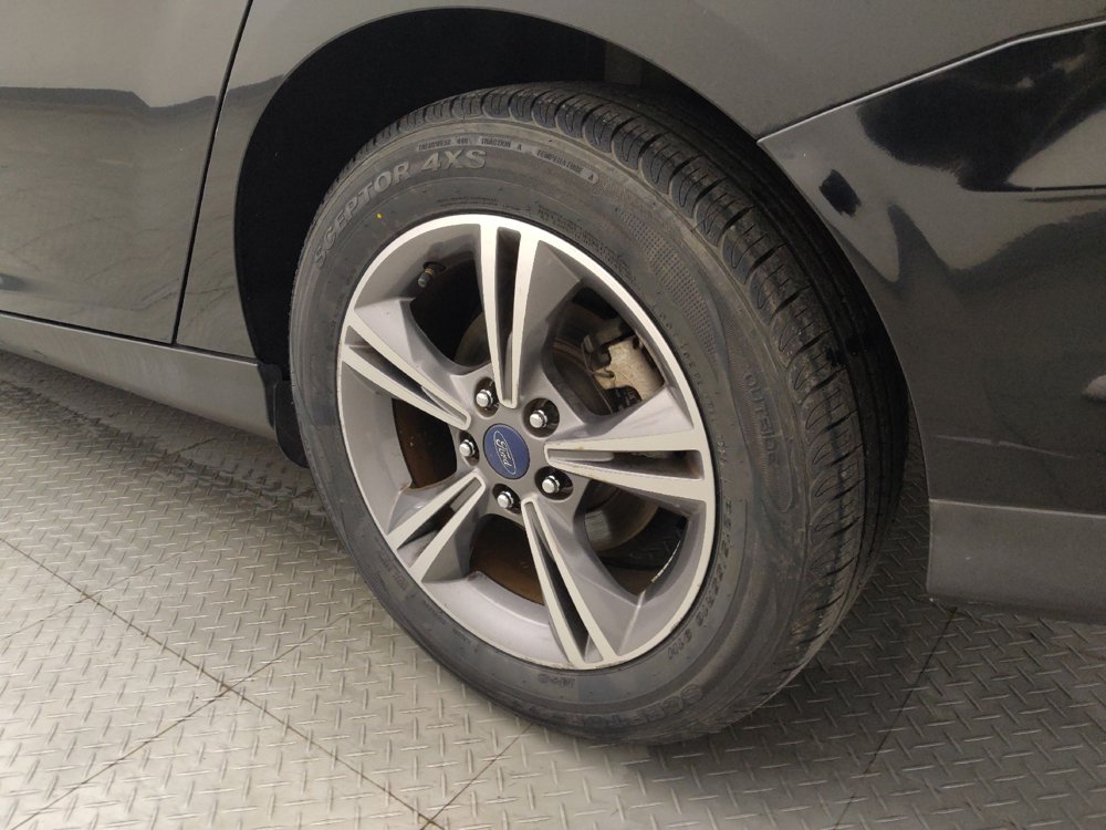 Used 2018 Ford Focus SE w/ SE Appearance Package FWD image 31