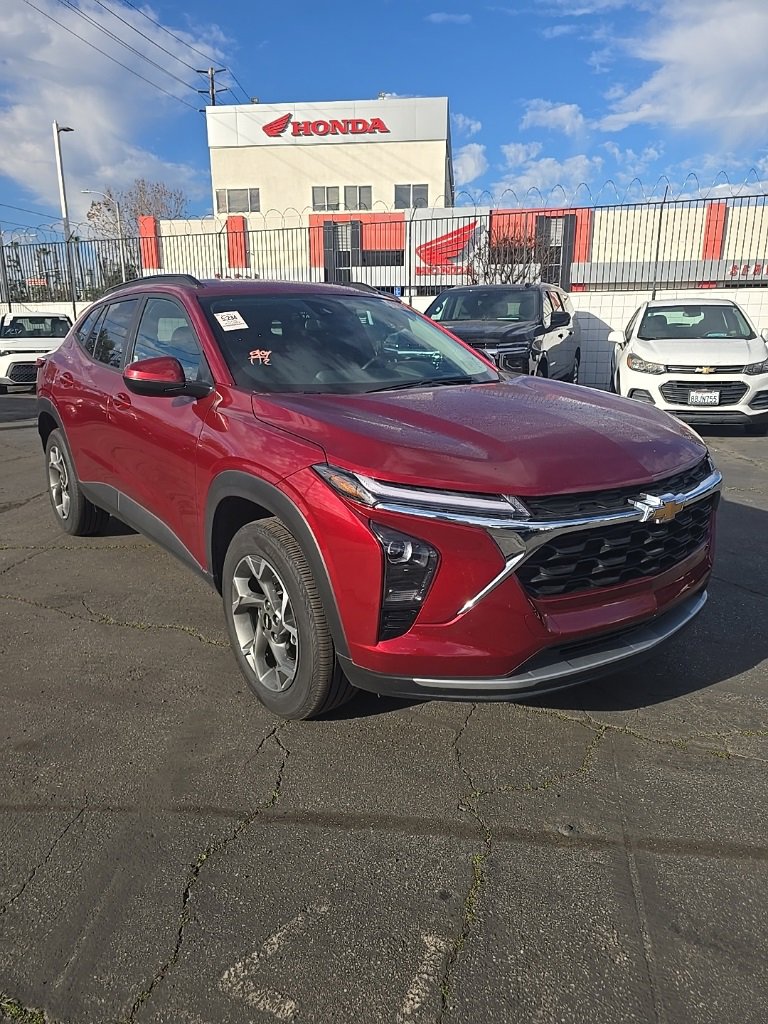 Used 2025 Chevrolet Trax LT w/ LT Convenience Package image 2