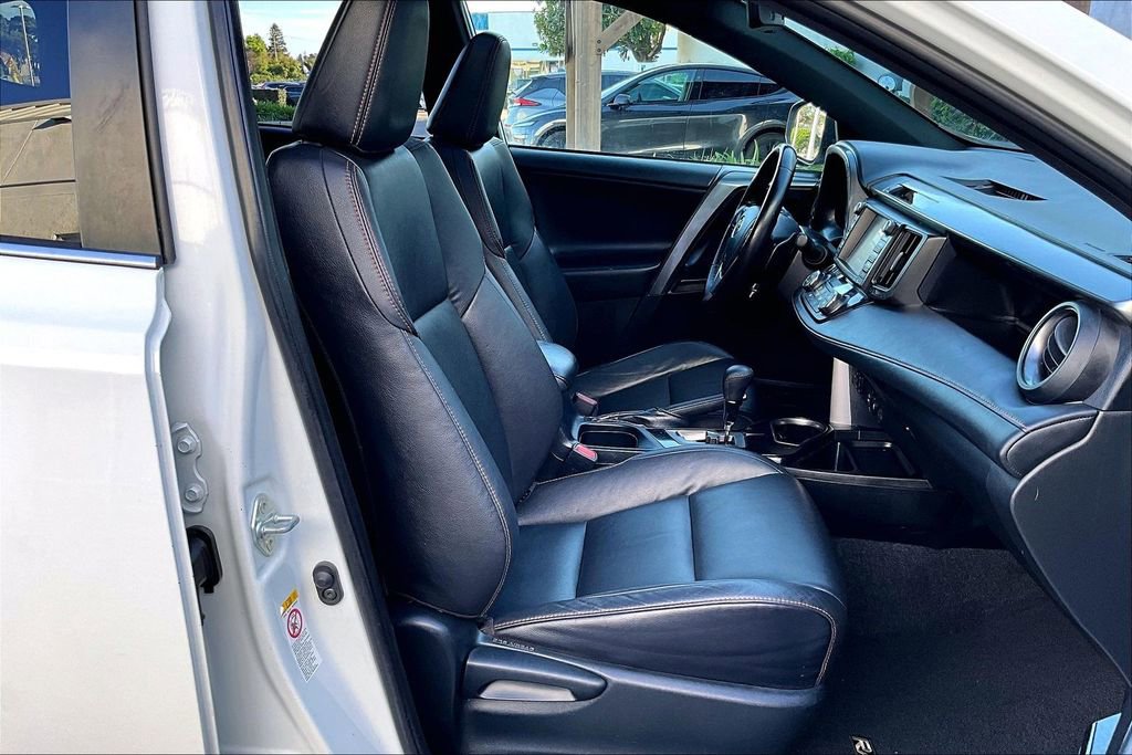 Used 2018 Toyota RAV4 SE w/ Advanced Technology Package image 29