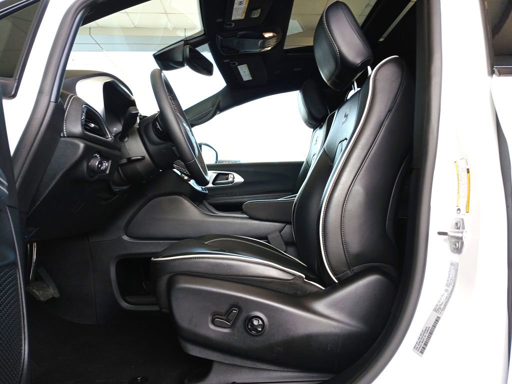 Used 2025 Chrysler Pacifica Limited image 20