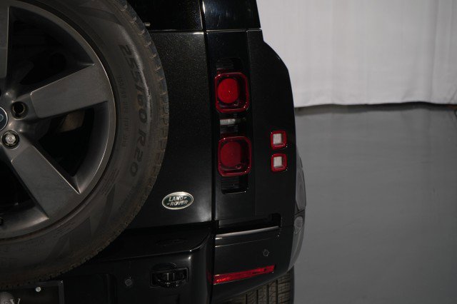Used 2023 Land Rover Defender 110 X-Dynamic SE AWD/4WD image 18