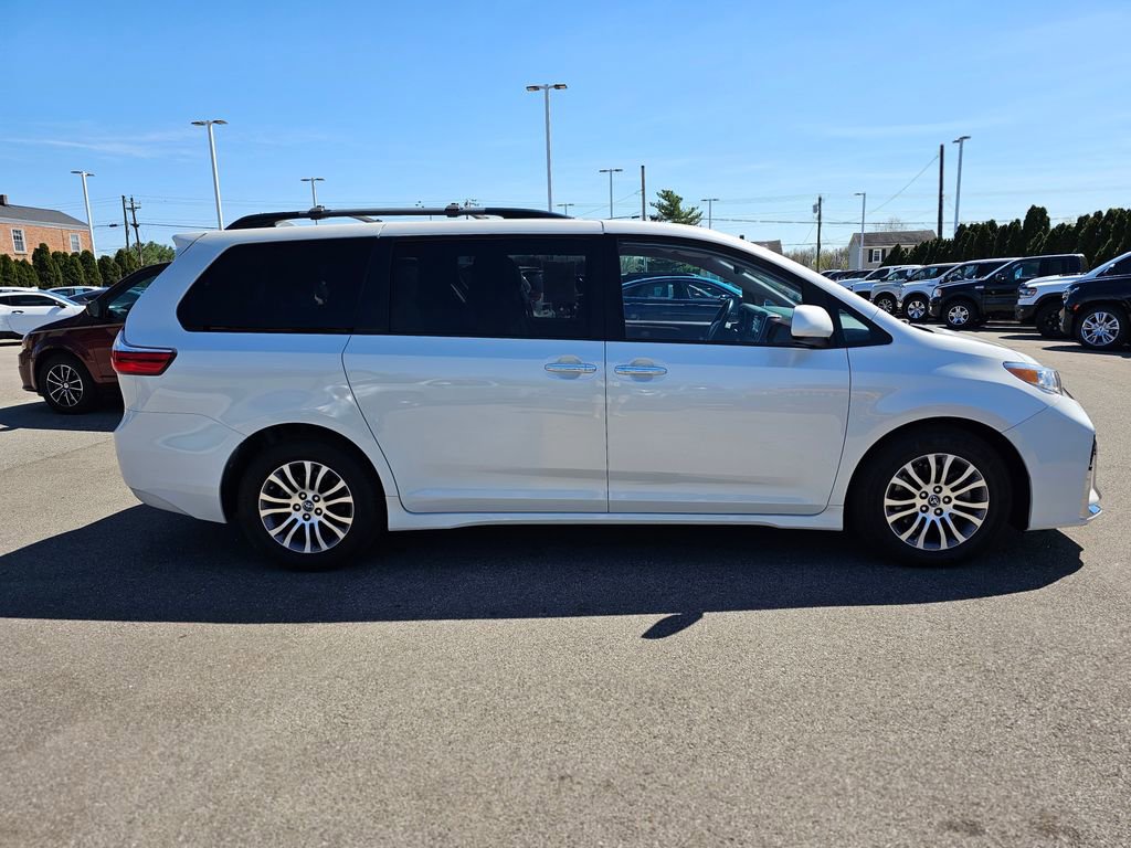 Used 2019 Toyota Sienna XLE w/ XLE Navigation Package image 11