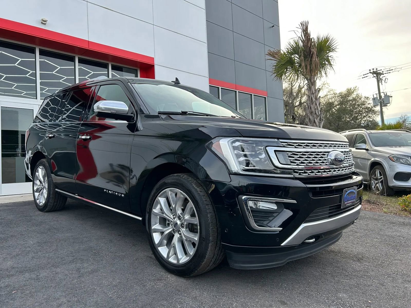 Used 2018 Ford Expedition Platinum AWD/4WD image 3