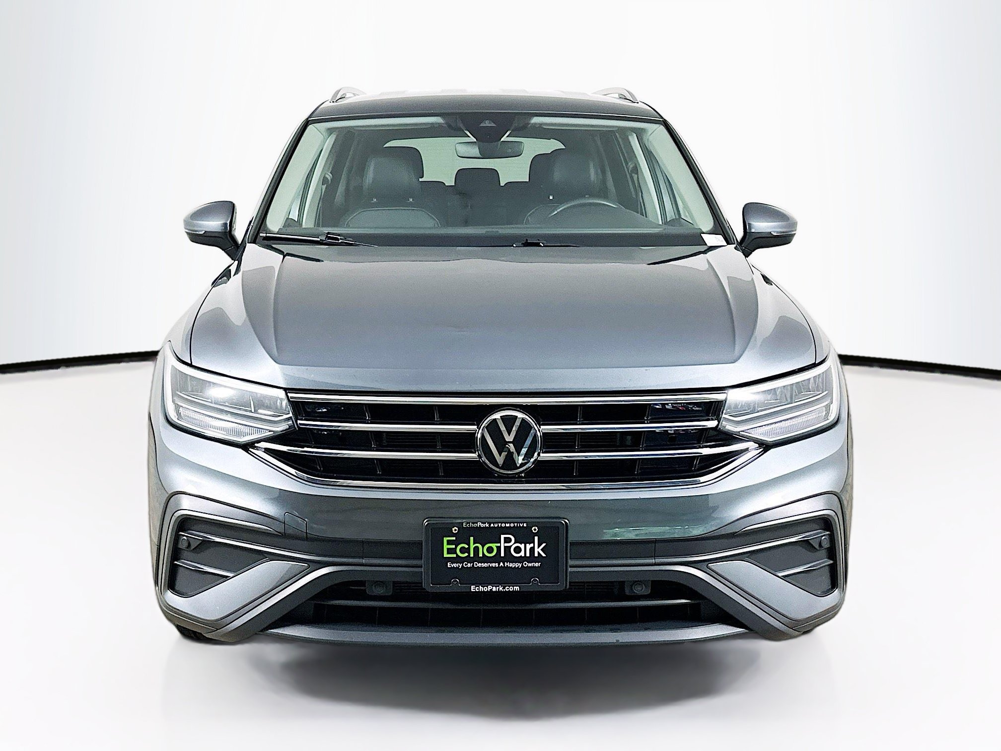 Used 2024 Volkswagen Tiguan SE FWD image 2