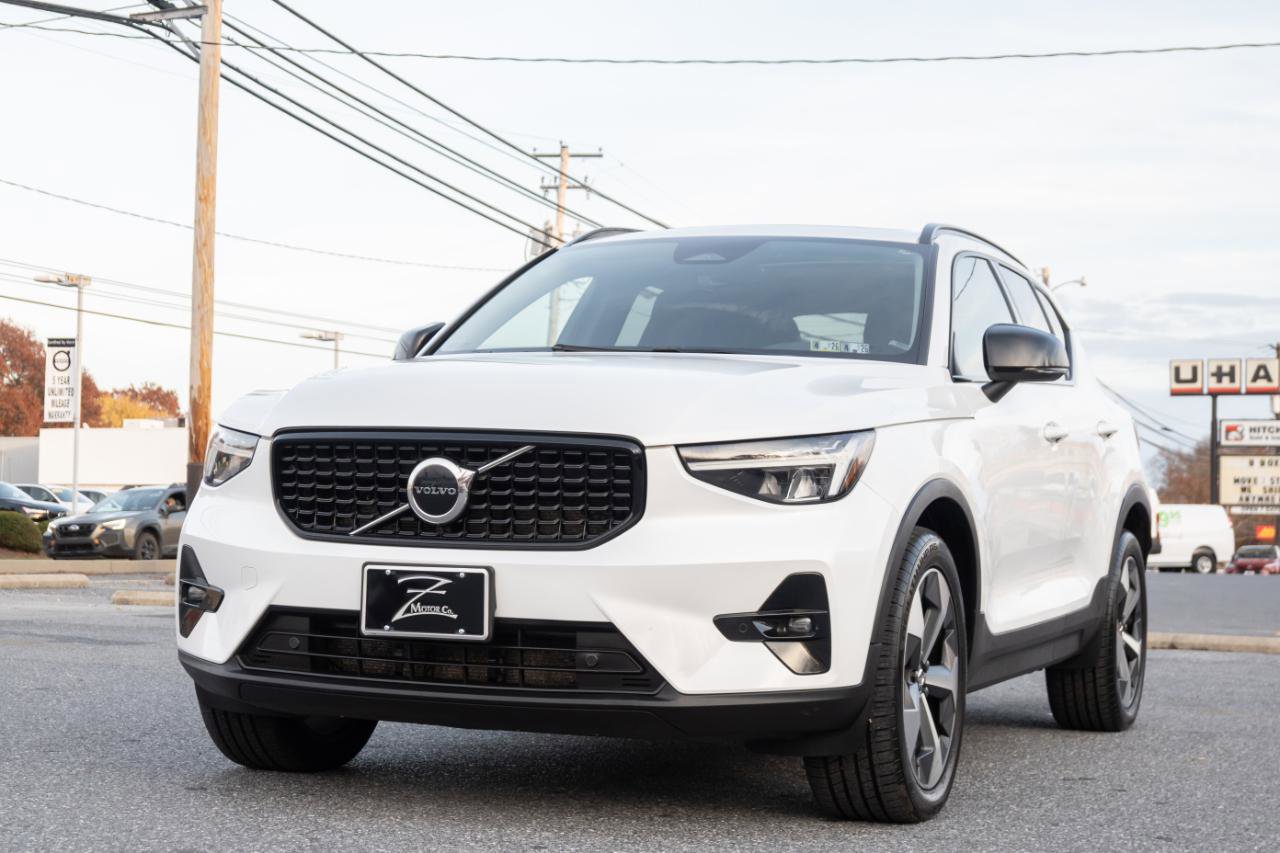 Used 2023 Volvo XC40 B5 Plus AWD/4WD image 6