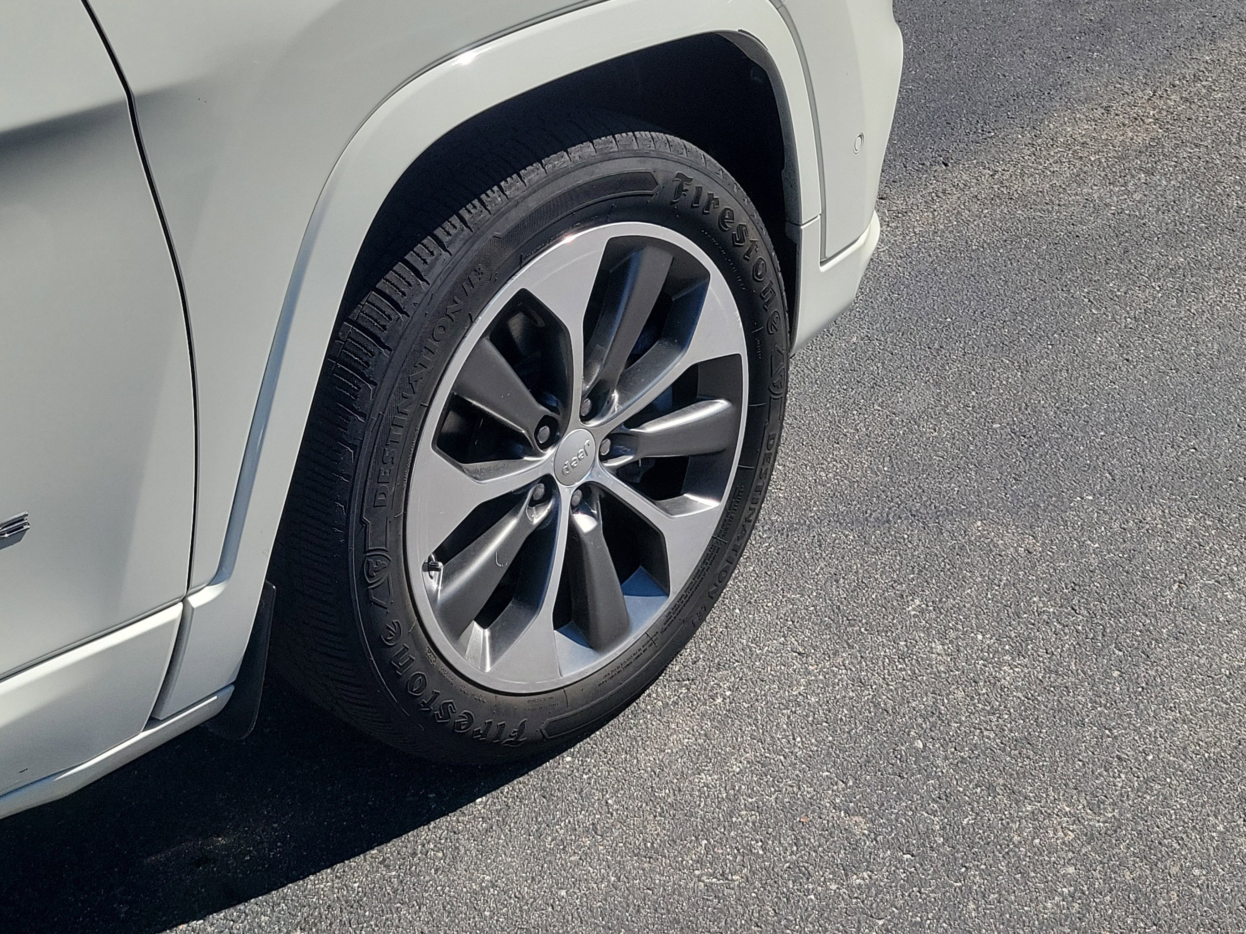 Used 2019 Jeep Cherokee Overland w/ Technology Group image 8