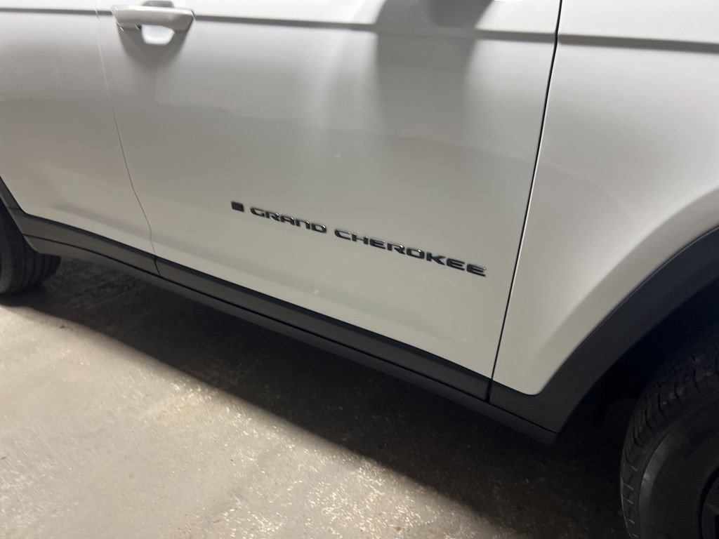 Used 2025 Jeep Grand Cherokee Altitude image 9