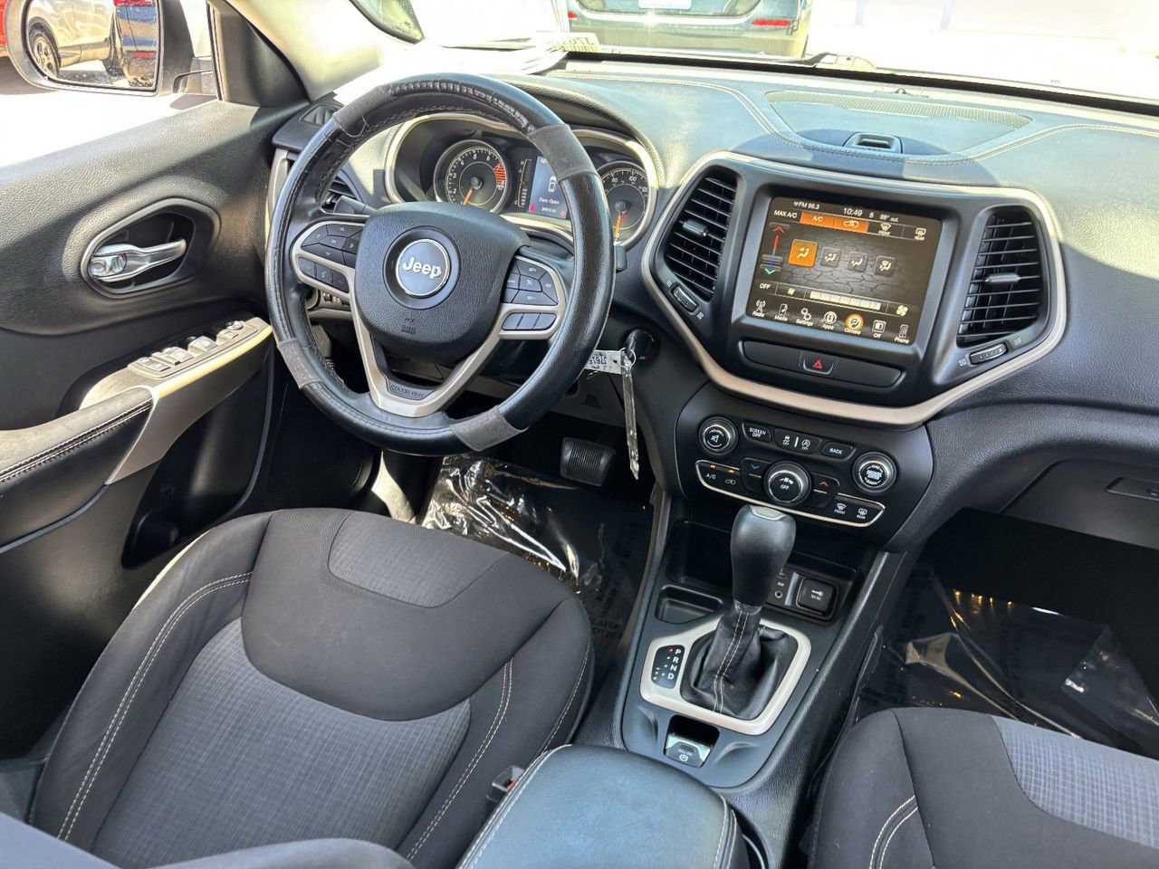 Used 2017 Jeep Cherokee Latitude w/ Comfort & Sound Group FWD image 12