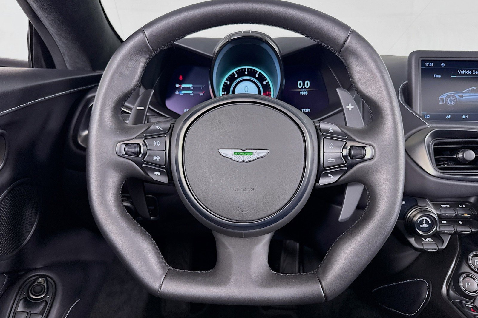 Used 2023 Aston Martin V8 Vantage Roadster image 18