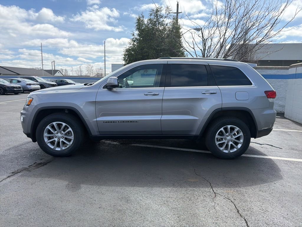 Used 2021 Jeep Grand Cherokee Laredo image 2