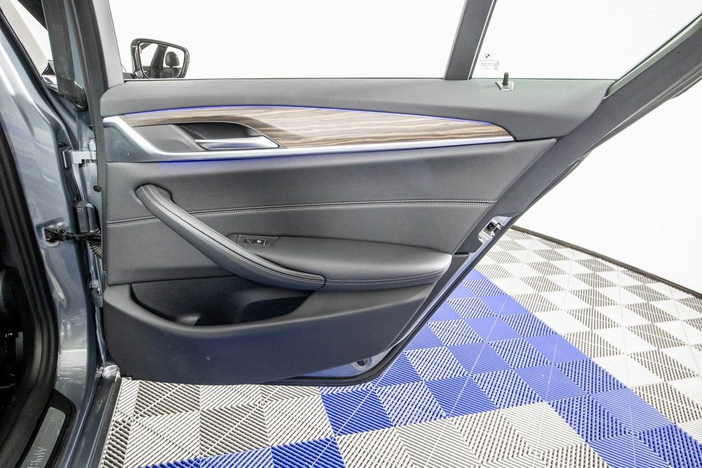 Used 2023 BMW 540i w/ Convenience Package image 16