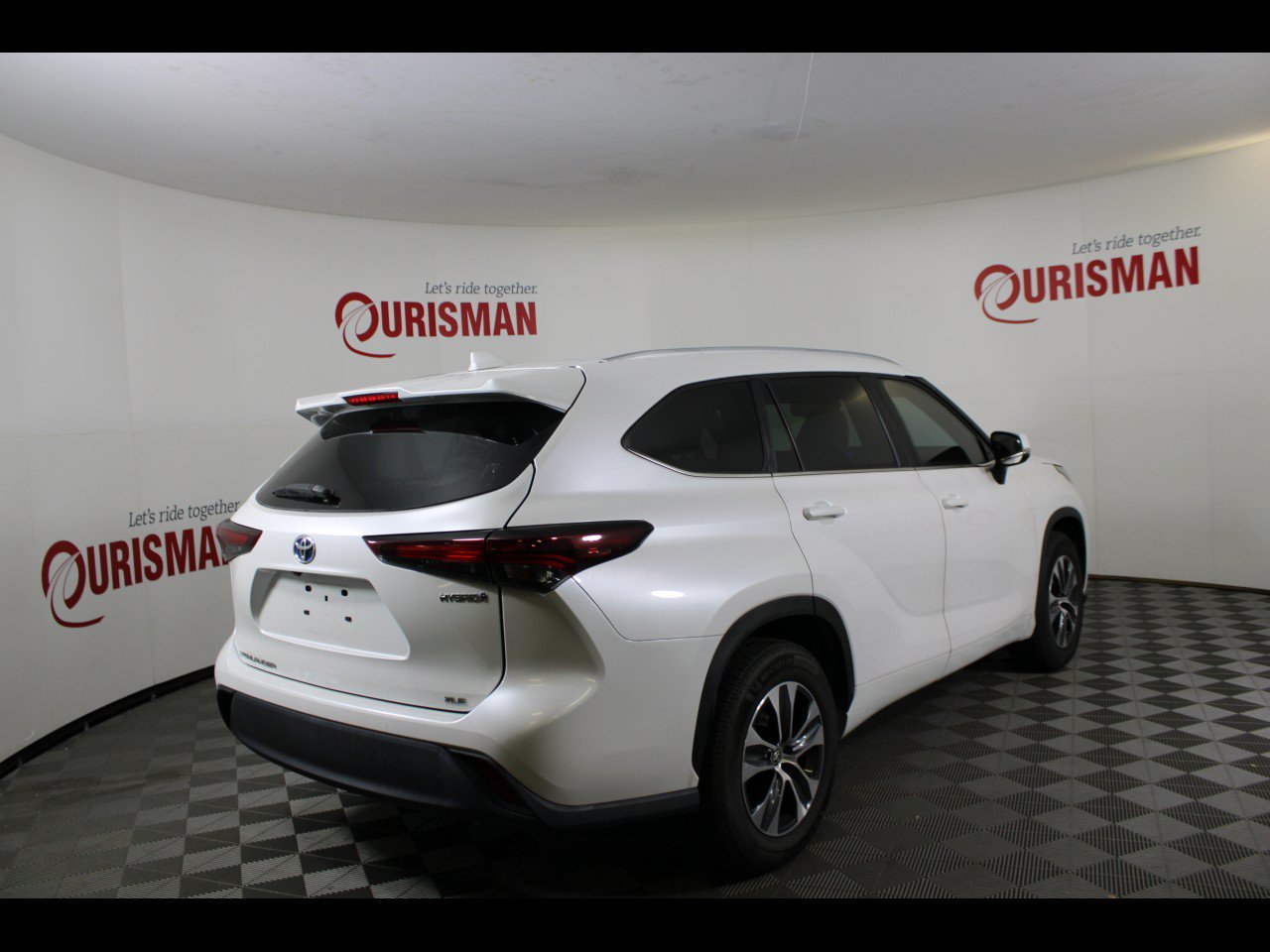 Used 2024 Toyota Highlander XLE FWD image 6