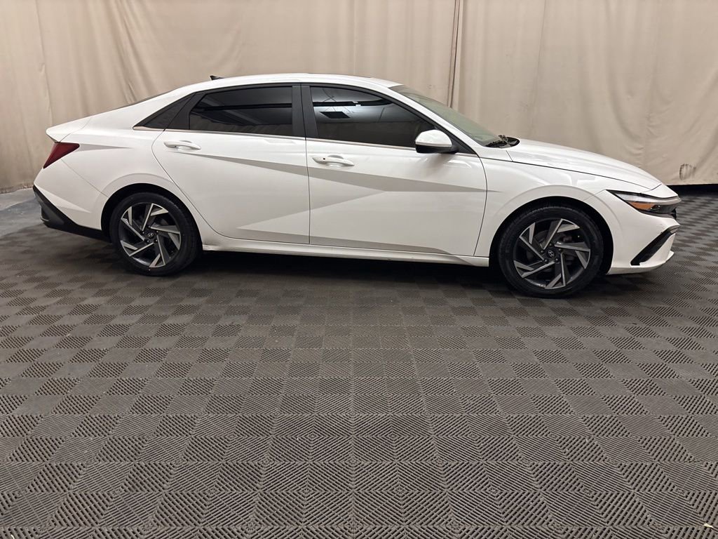 Used 2024 Hyundai Elantra SEL w/ Convenience Package image 4