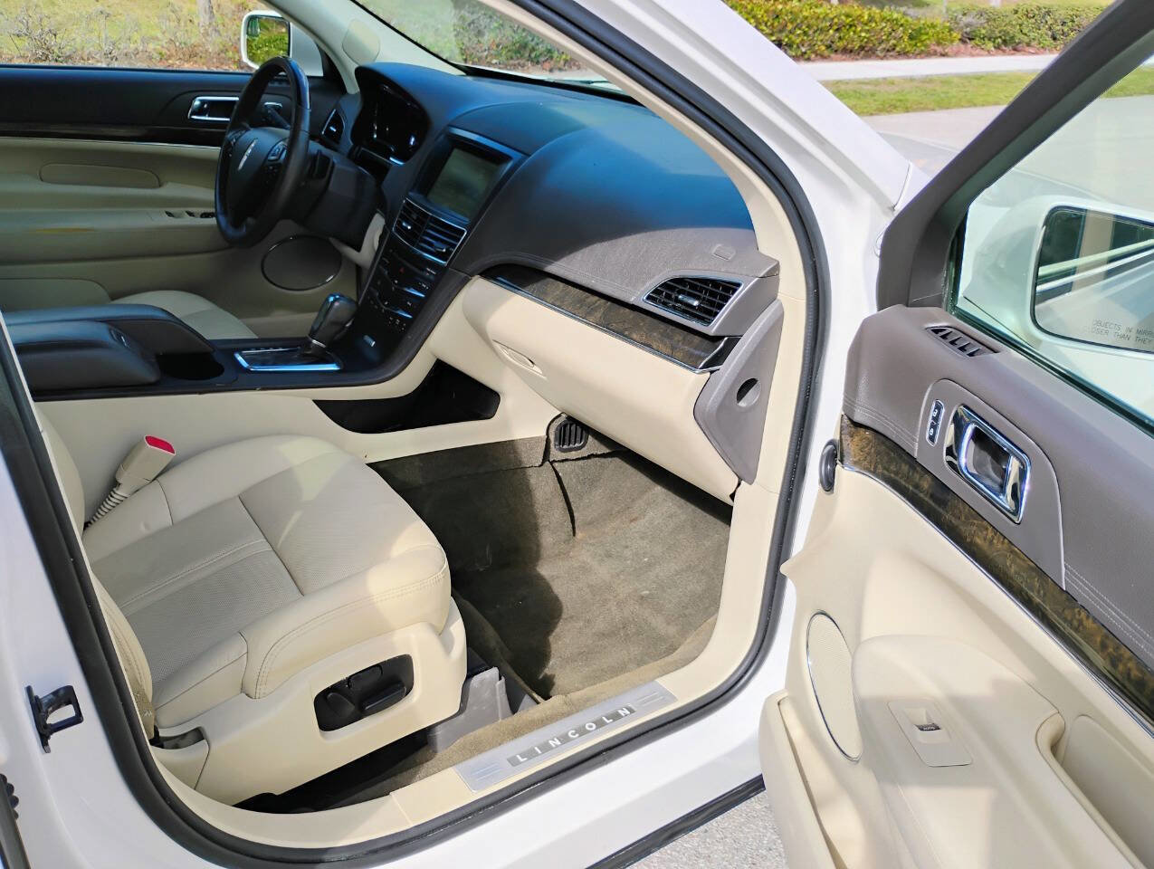 Used 2014 Lincoln MKT FWD image 10