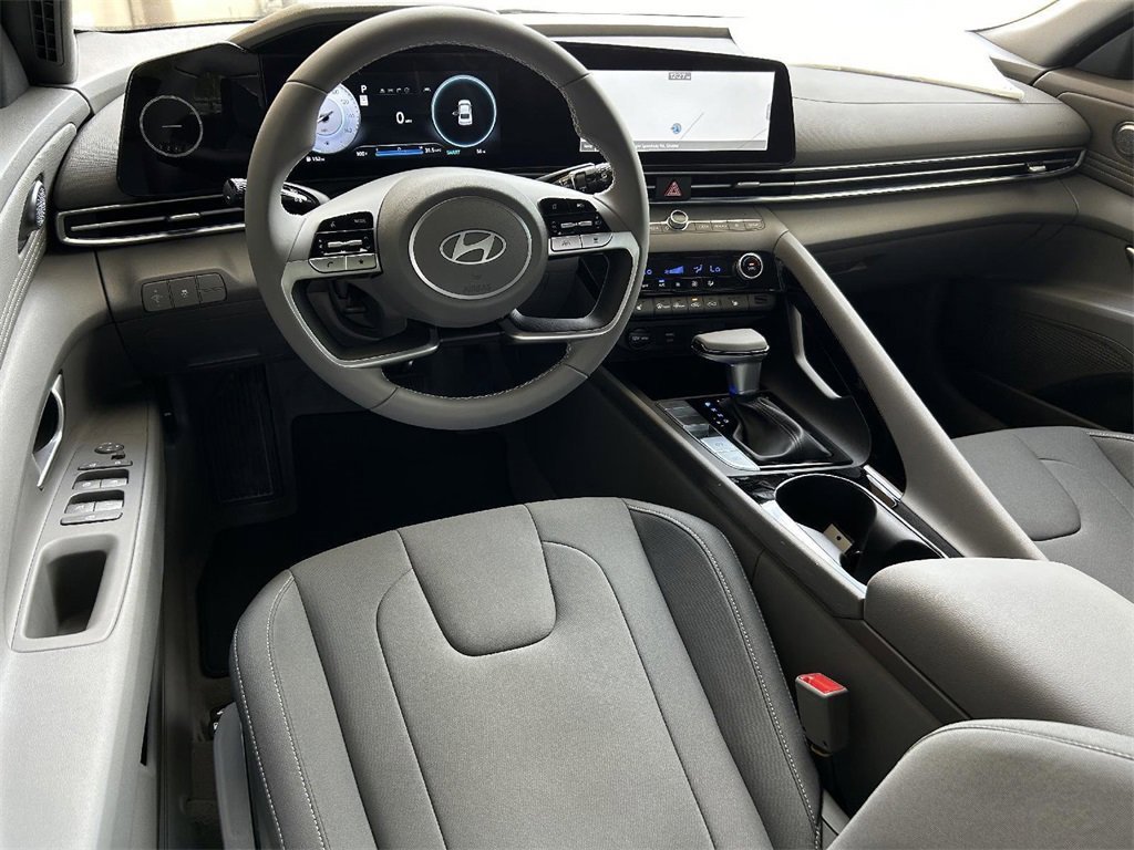 Used 2024 Hyundai Elantra SEL w/ Convenience Package image 2