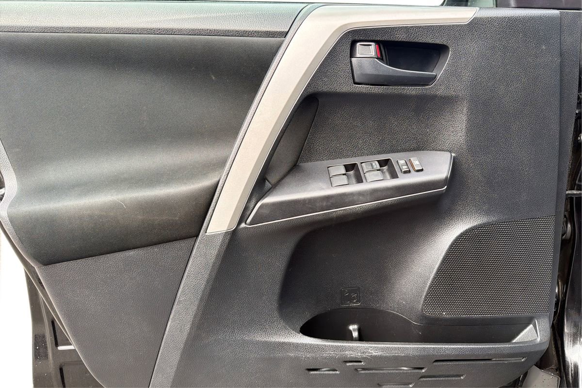 Used 2018 Toyota RAV4 LE w/ All Weather Liner Package image 18