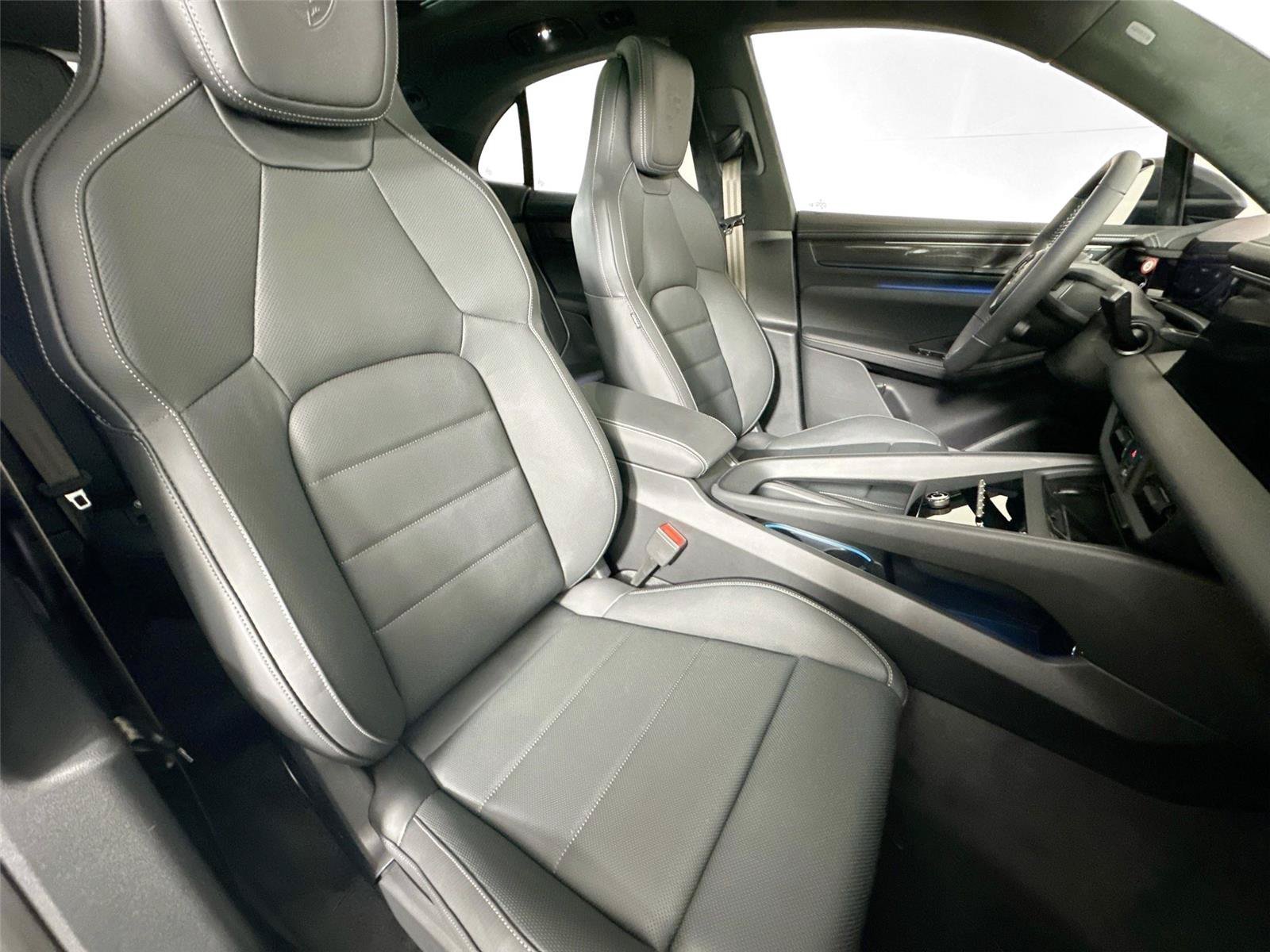 Certified 2025 Porsche Macan Turbo Electric AWD/4WD image 28