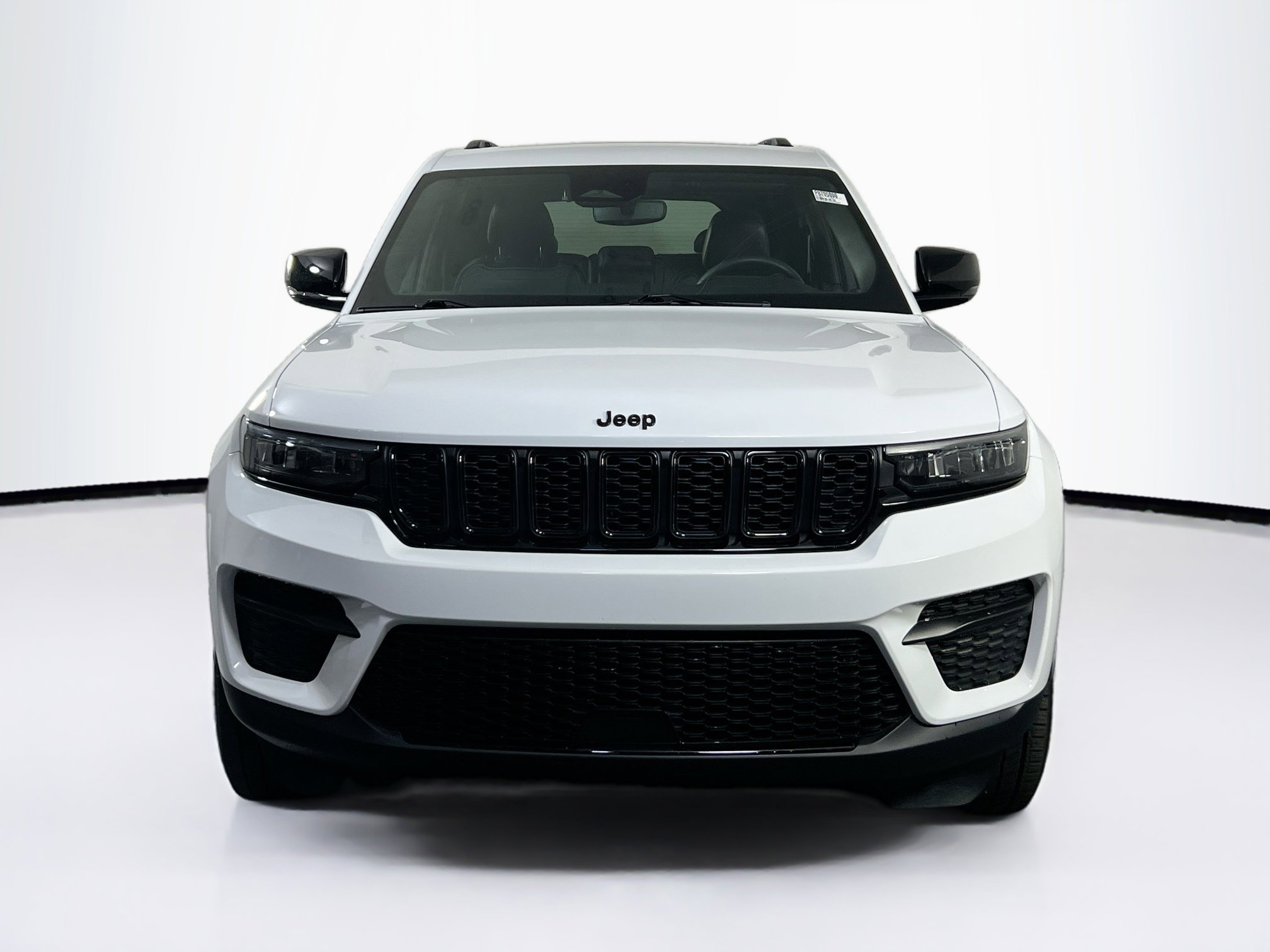 Used 2023 Jeep Grand Cherokee Altitude image 2