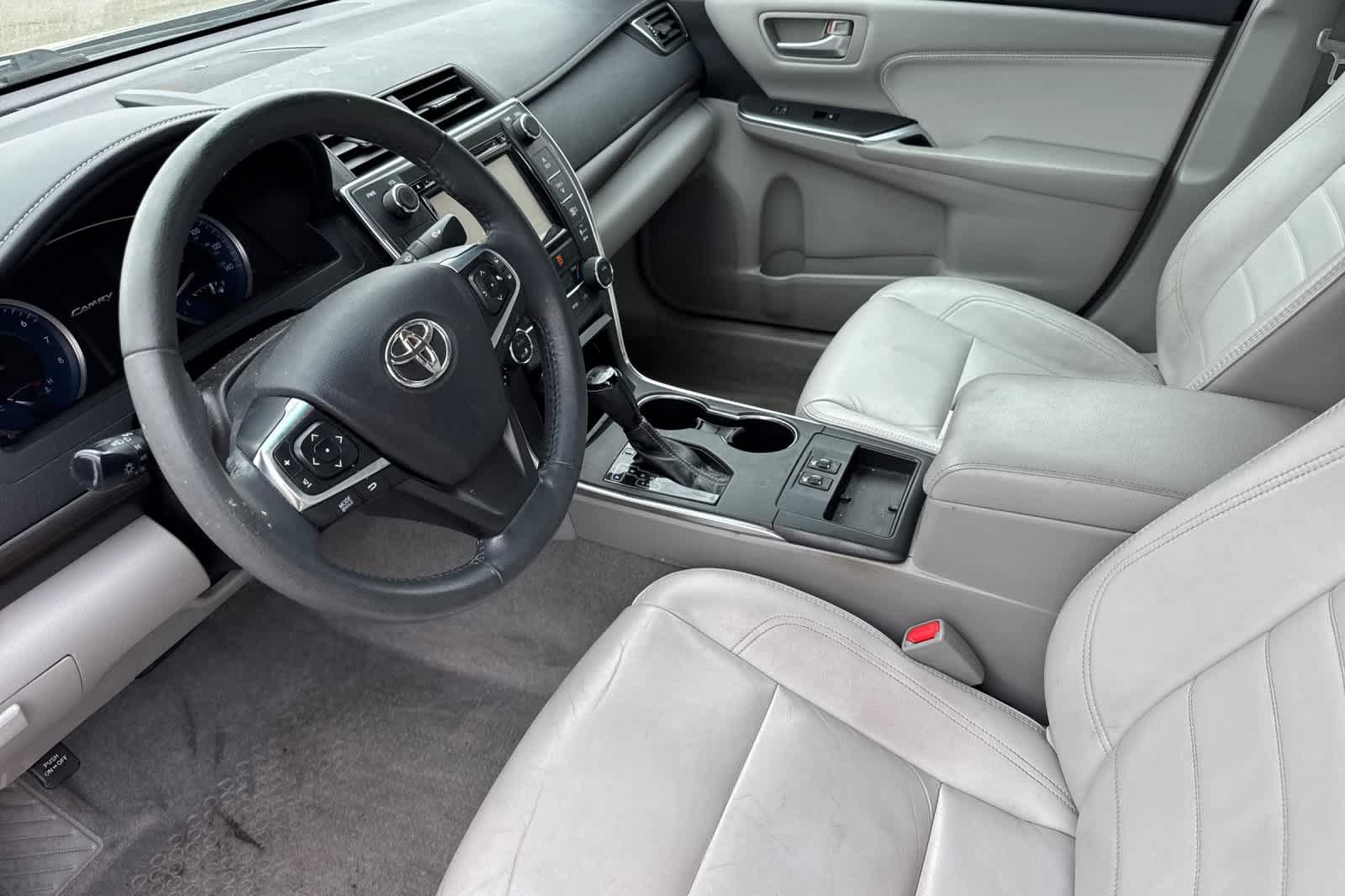 Used 2017 Toyota Camry XLE w/ Moonroof Package FWD image 9