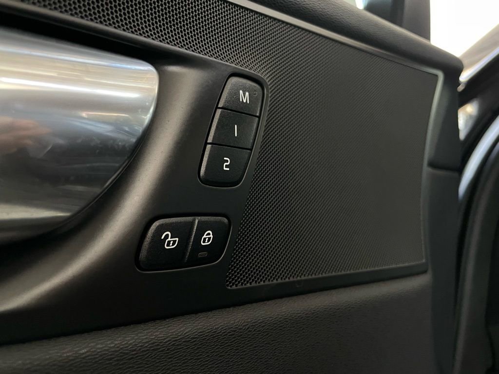 Used 2018 Volvo XC60 T6 R-Design w/ Convenience Package image 29