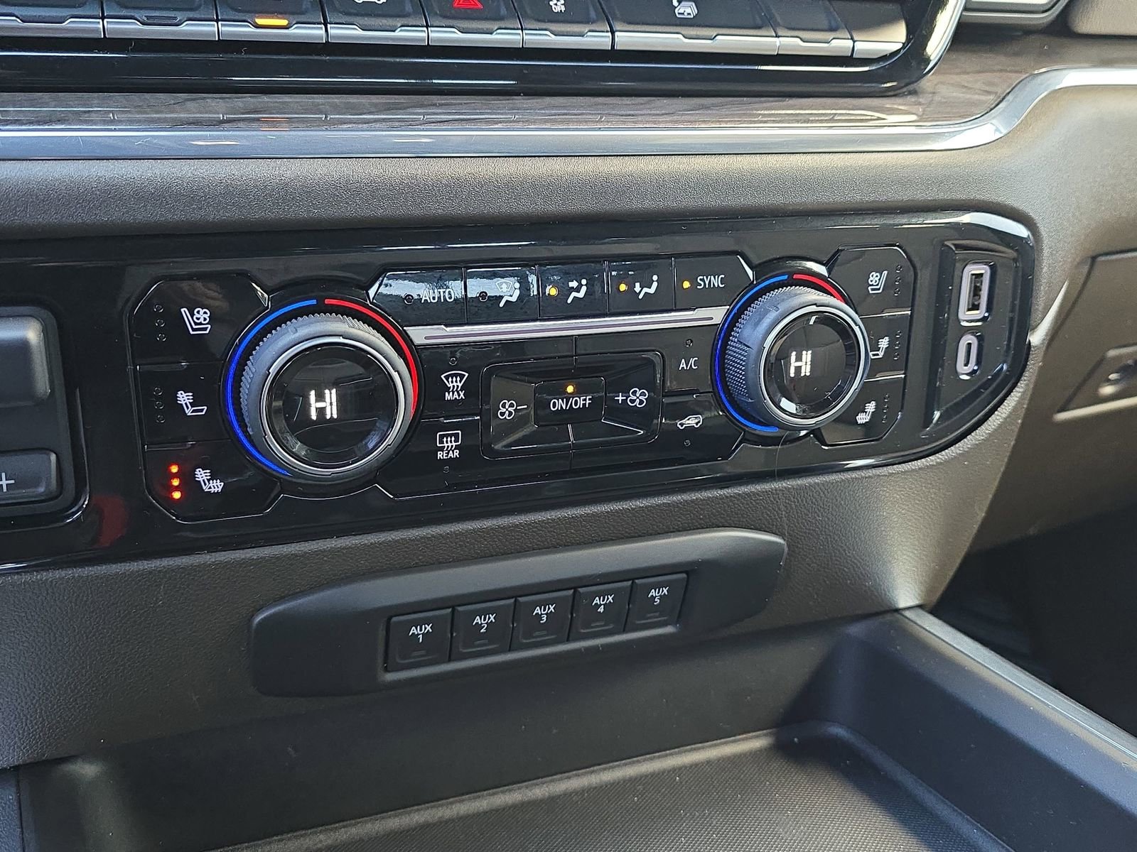 Used 2025 Chevrolet Silverado 2500 LTZ w/ LTZ Convenience Package image 27